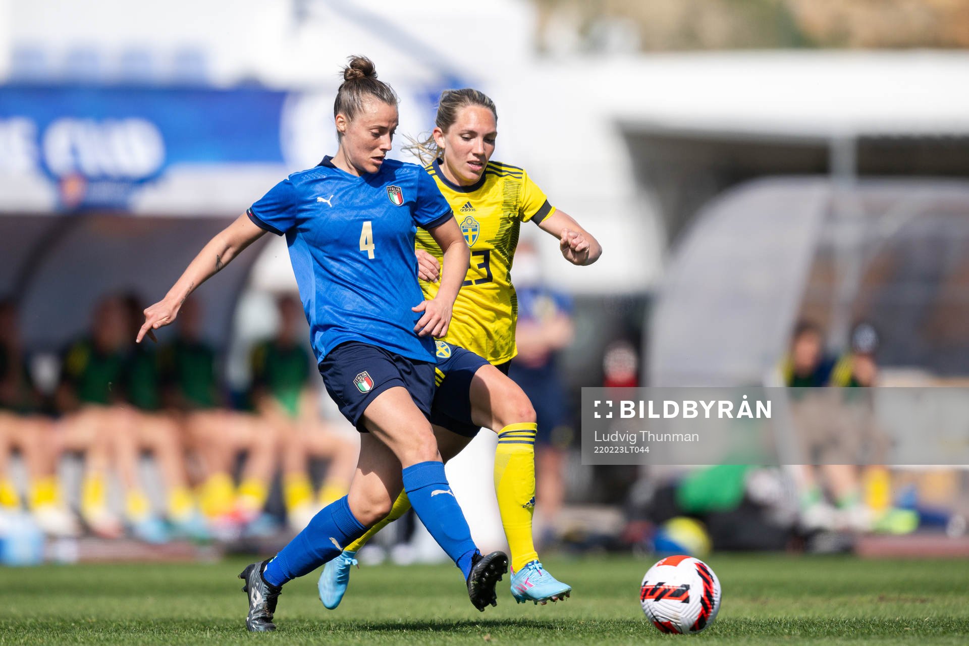 Aurora Galli of Italy and Elin Rubensson of Sweden during the Algarve Cup final football match between Sweden and Italy on February 23, 2022 in Lagos.