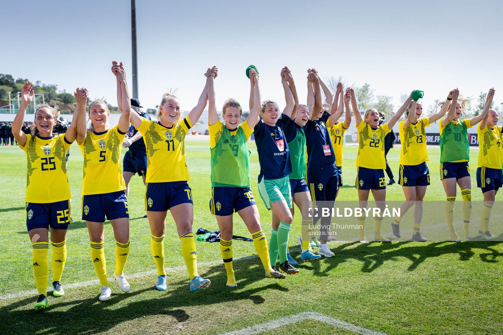 Players of Sweden celebrate after the Algarve Cup final football match between Sweden and Italy on February 23, 2022 in Lagos. 
