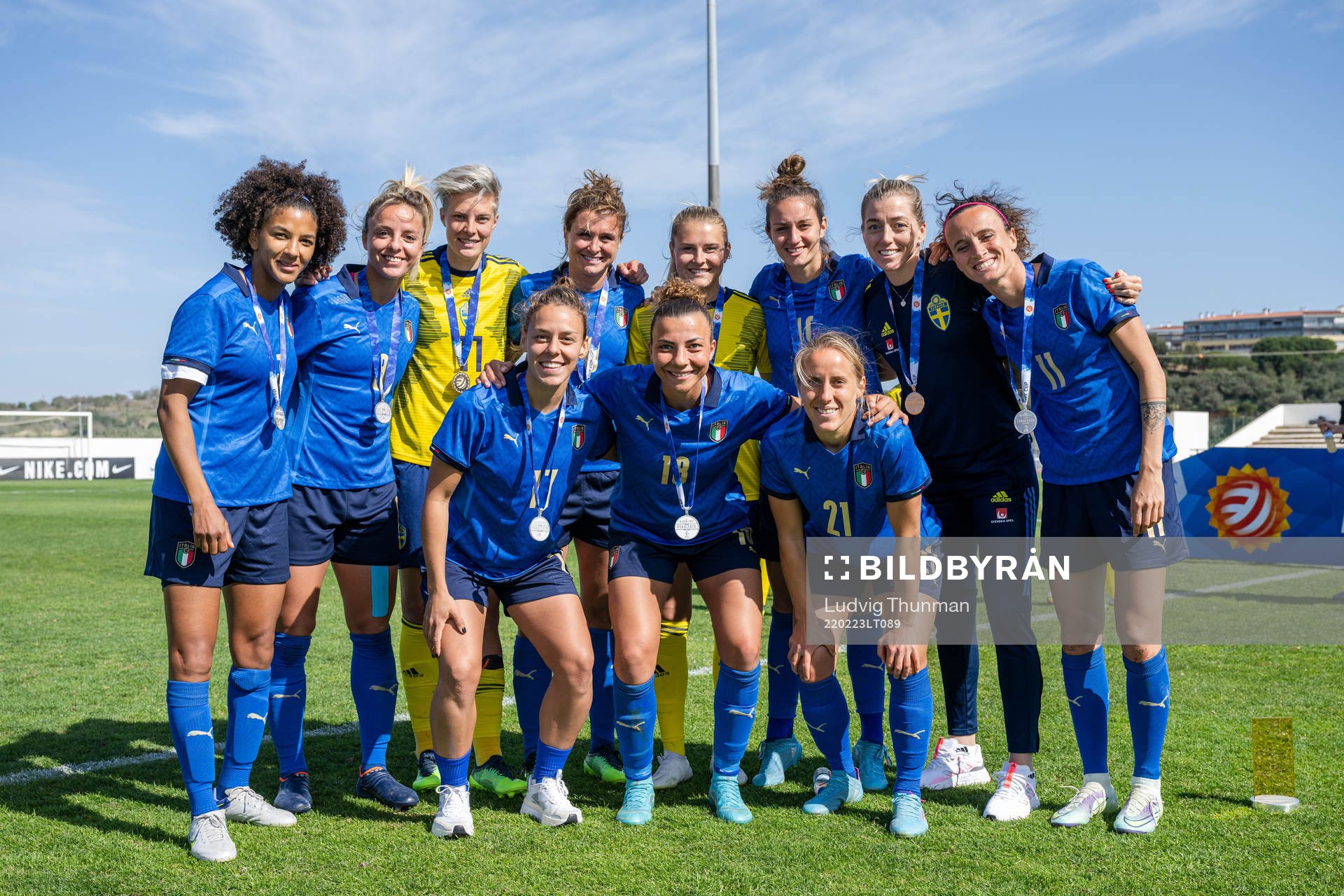 Lina Hurtig, Amanda Nildén and Linda Sembrant of Sweden with players of Italy after the Algarve Cup final football match between Sweden and Italy on February 23, 2022 in Lagos. 