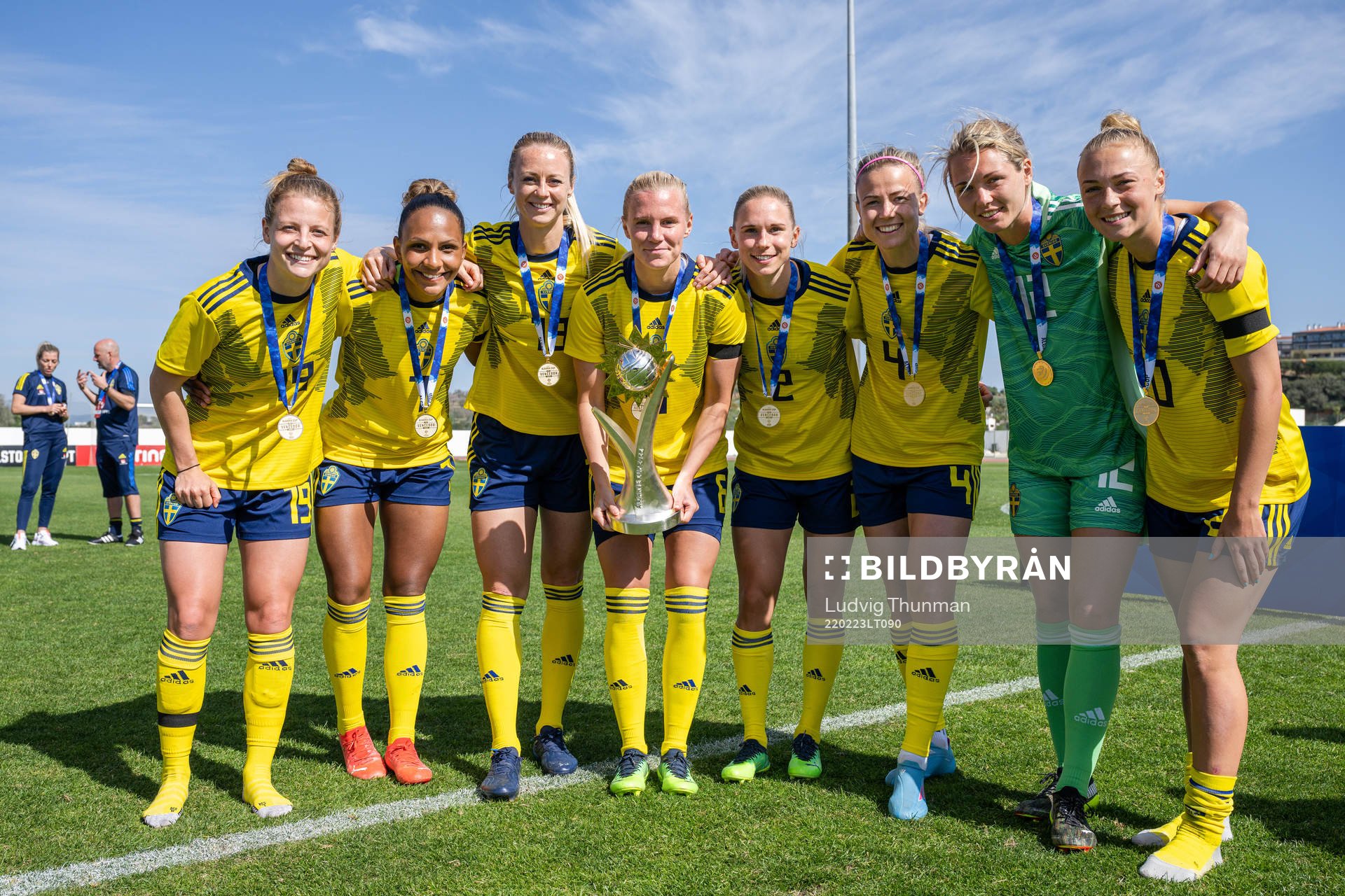 Anna Anvegård , Madelen Janogy , Amanda Ilestedt , Josefine Rybrink , Jonna Andersson , Hanna Glas , goalkeeper Jennifer Falk and Hanna Bennison of Sweden celebrate with the trophy after the Algarve Cup final football match between Sweden and Italy on February 23, 2022 in Lagos.