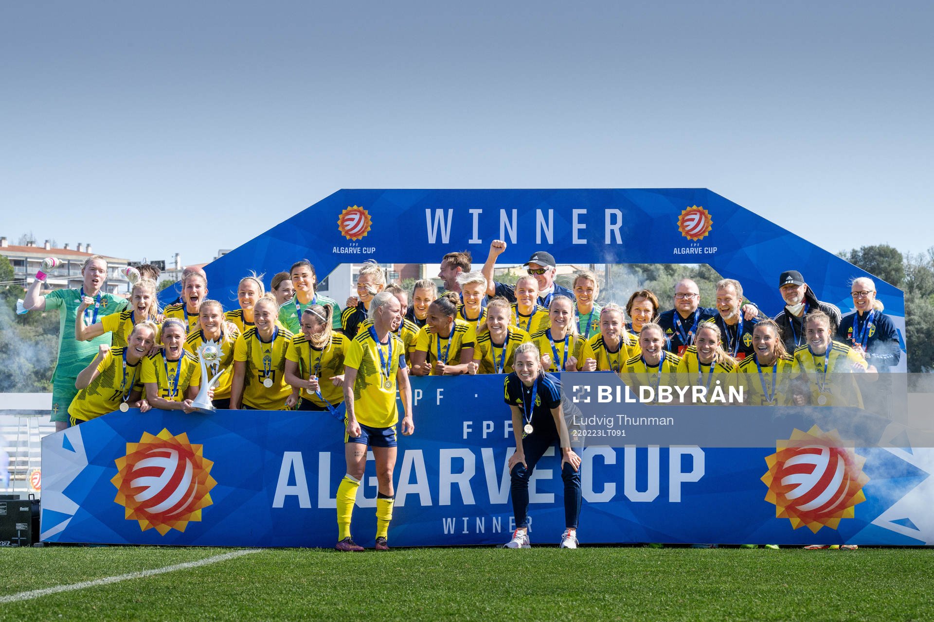  Players of Sweden celebrate with the trophy after the Algarve Cup final football match between Sweden and Italy on February 23, 2022 in Lagos. 