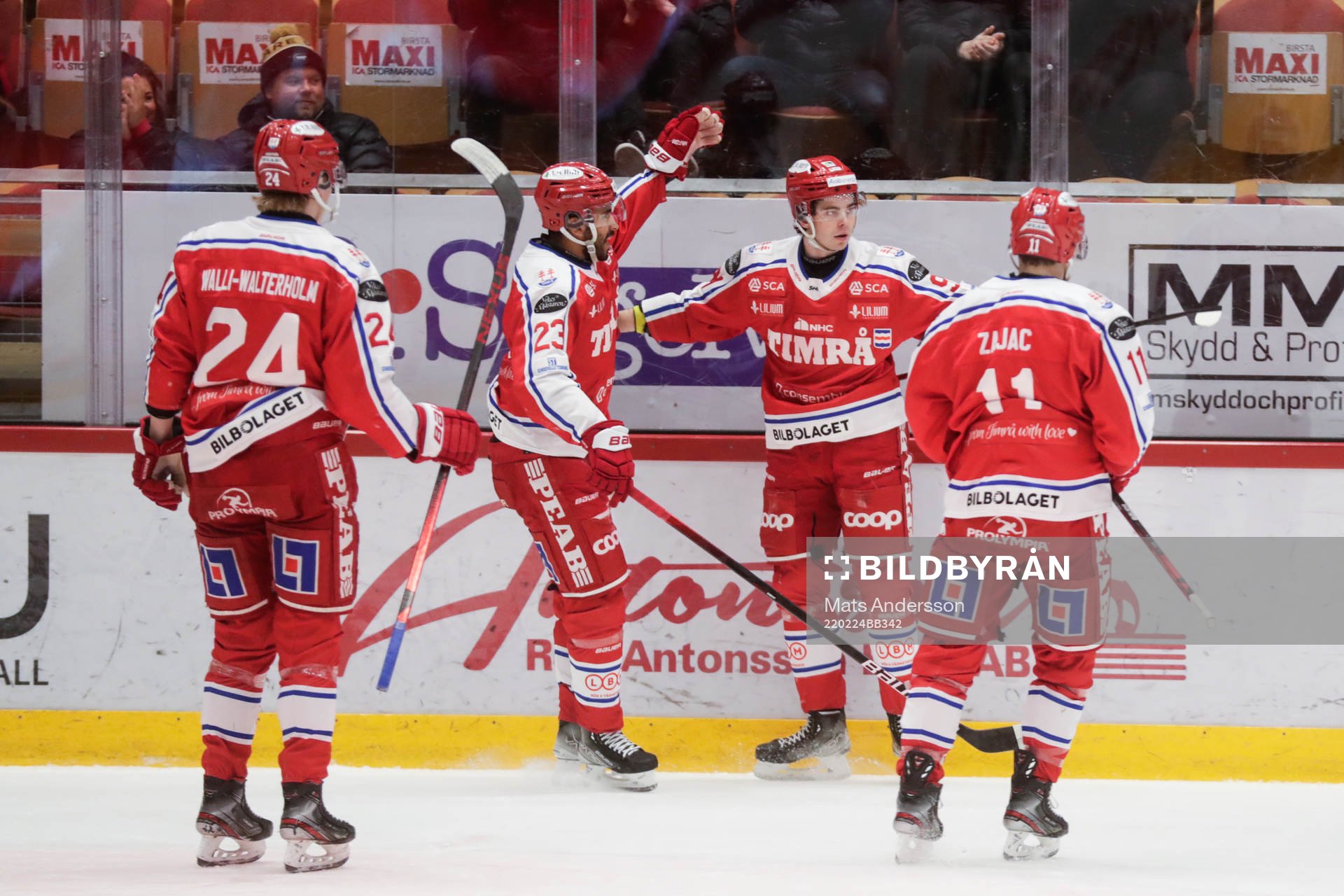 Timrås Viktor Lodin jublar med lagkamrater