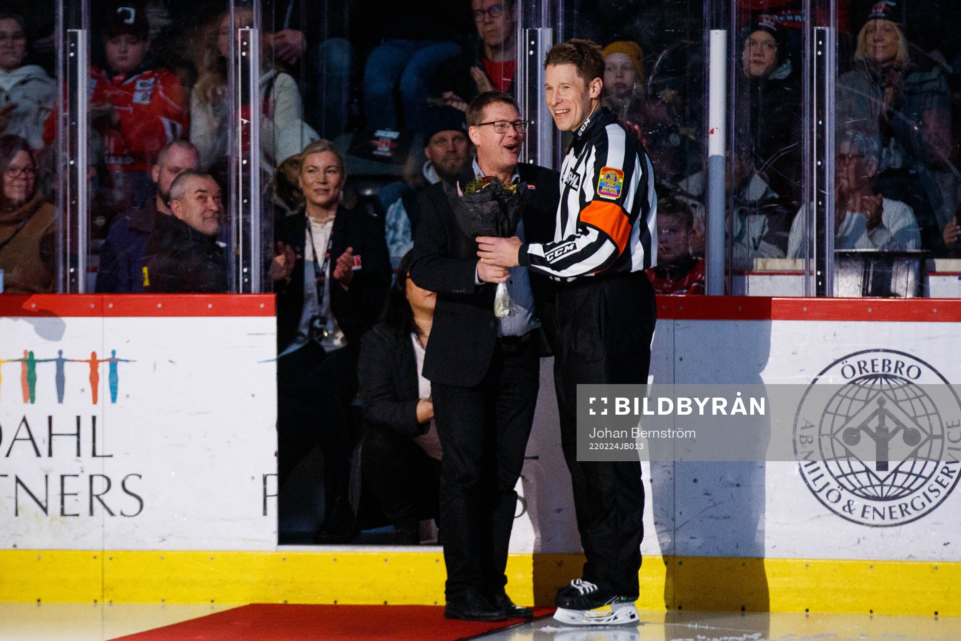 Domare Tobias Björk får blommor för att ha dömt