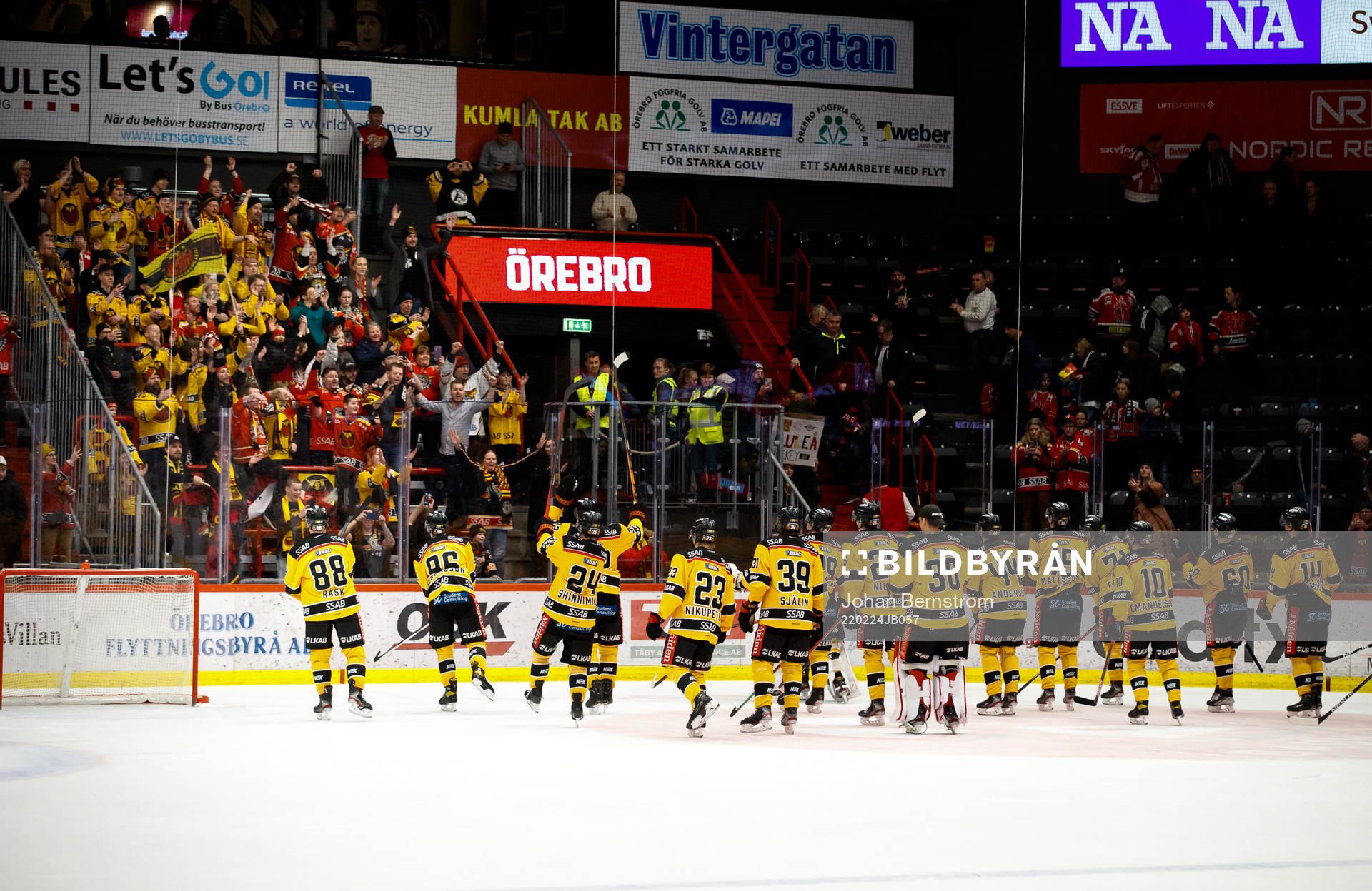 Luleåspelarna jublar framför fansen