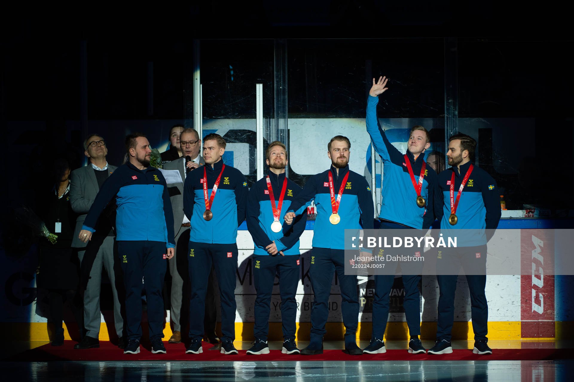 Lag Edin hyllas för OS guldmedaljen innan ishockeymatchen