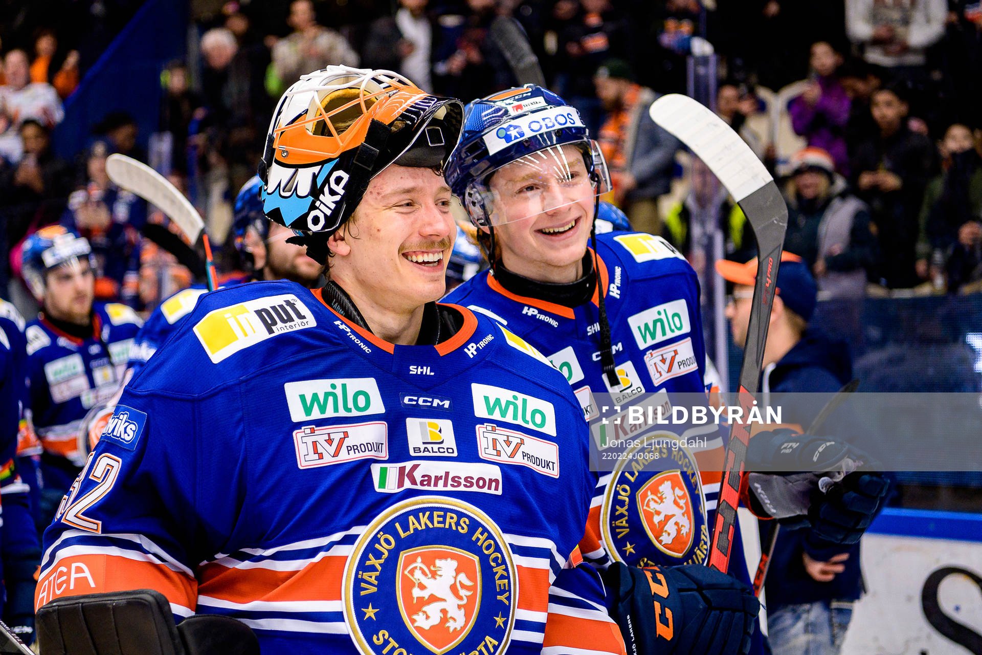Växjös målvakt Emil Larmi och Michael Krutil jublar