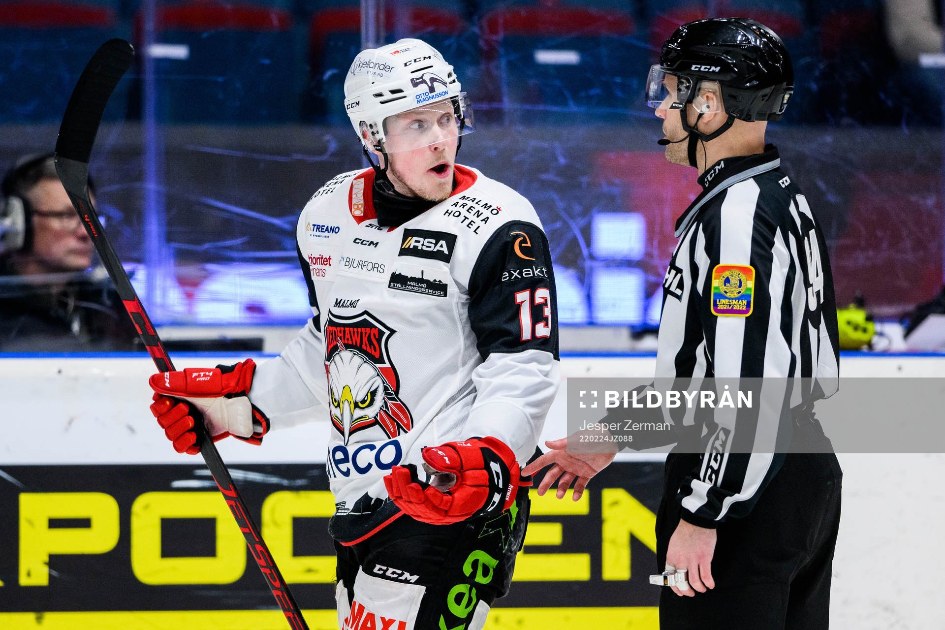 Malmö Redhawks Kalle Östman diskuterar med Linjedomare
