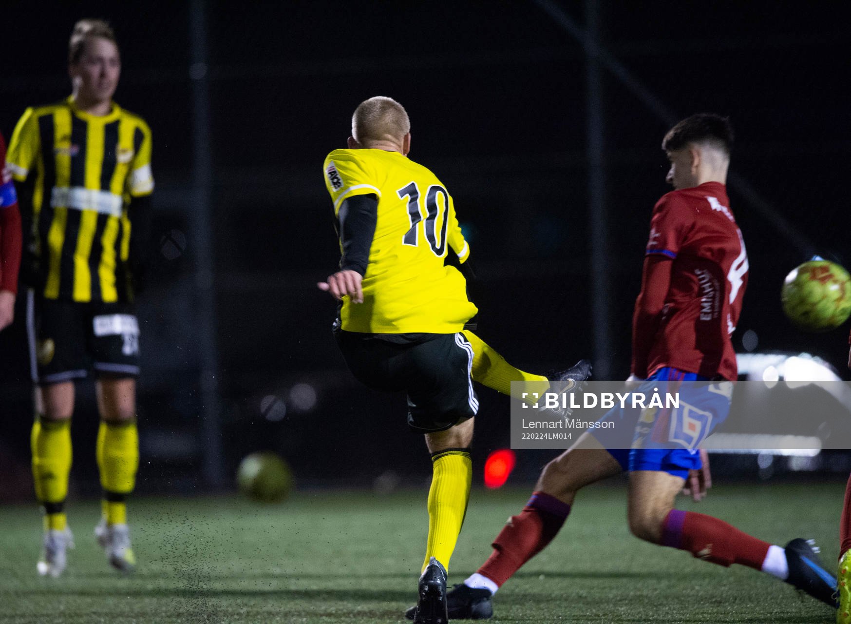IFK Hässleholms 2-målsskytt Olle Kjellman Olblad skjuter