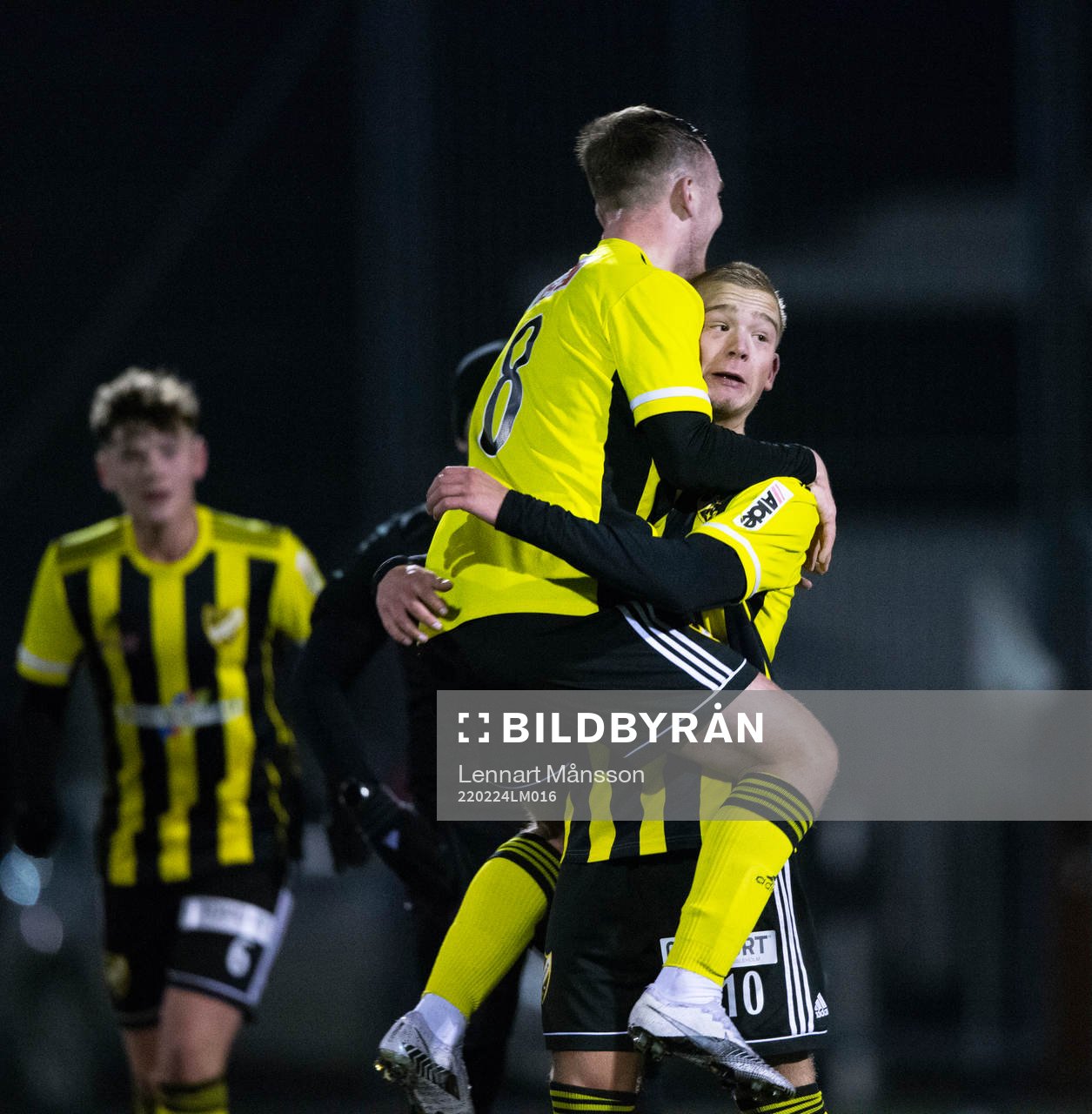 IFK Hässleholms 2-målsskytt Olle Kjellman Olblad grattas