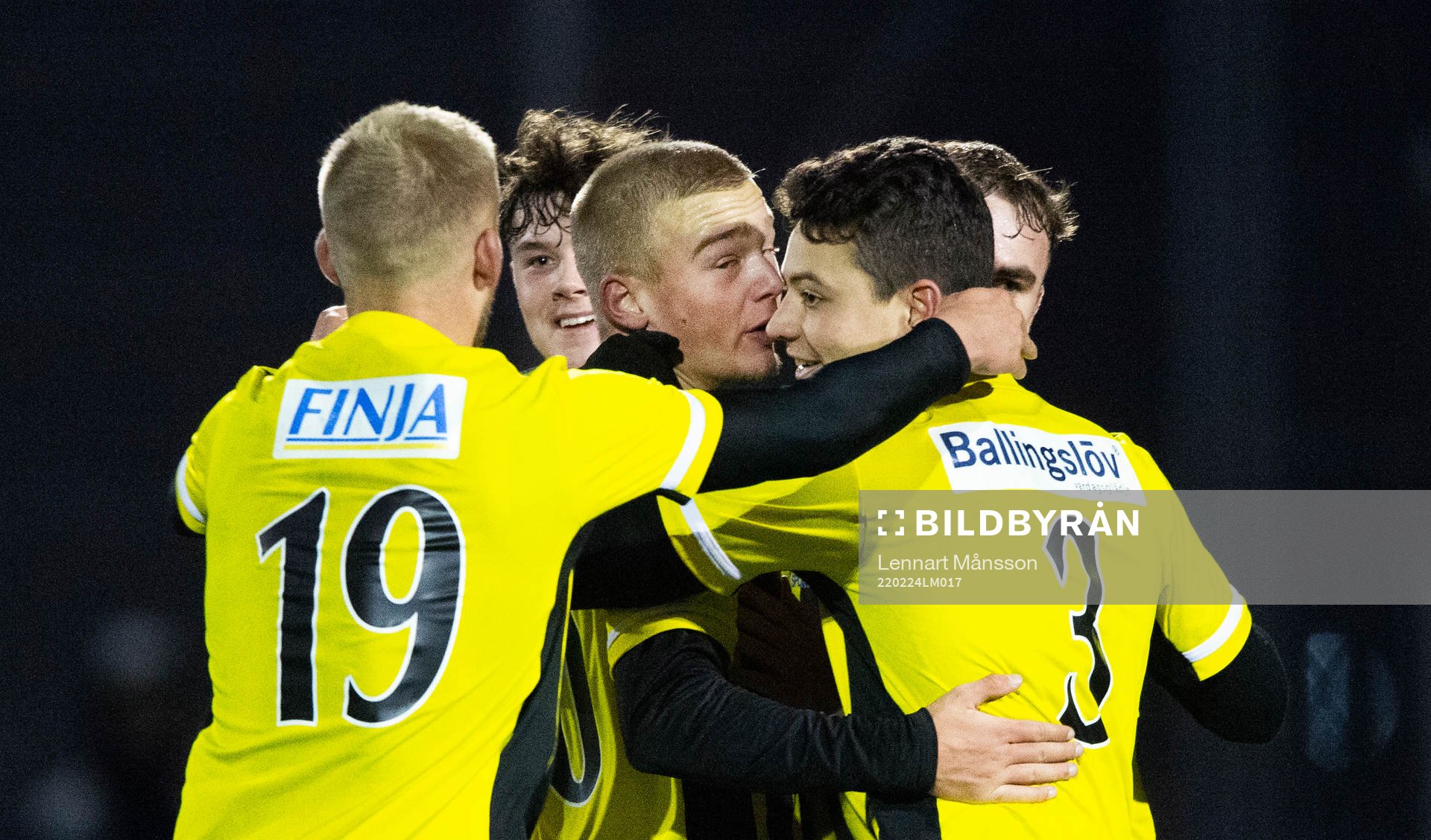 IFK Hässleholms 2-målsskytt Olle Kjellman Olblad grattas i träningsmatchen mellan IFK Hässleholm och Östers IF i Hässleholm 24 februari 2022.