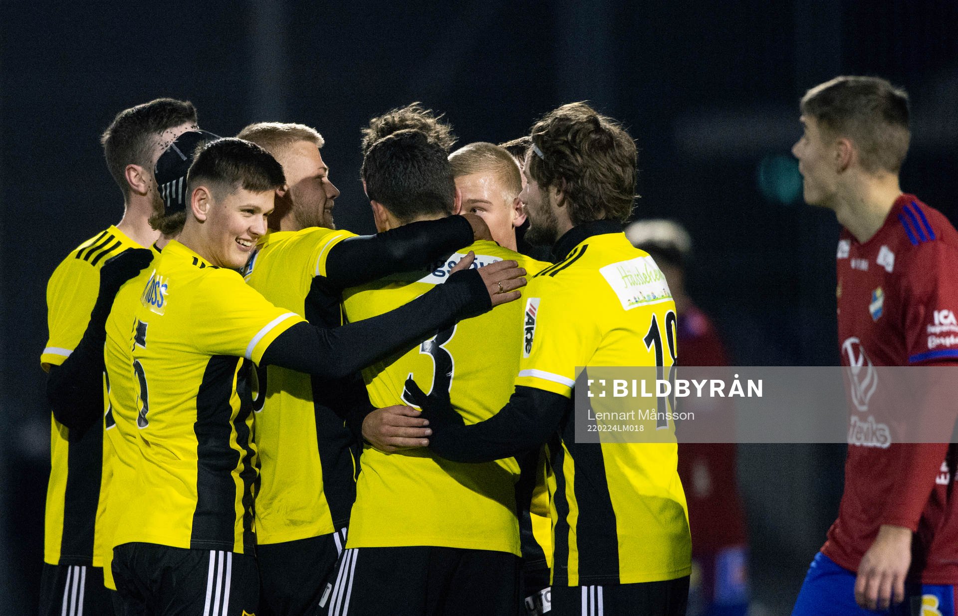 IFK Hässleholms 2-målsskytt Olle Kjellman Olblad grattas