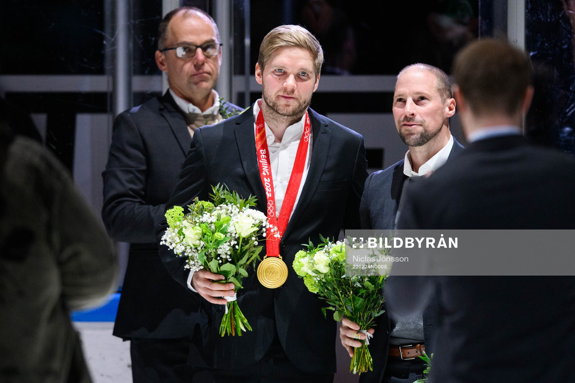 Rögles Valtteri Kemiläinen får blommor för sin insats