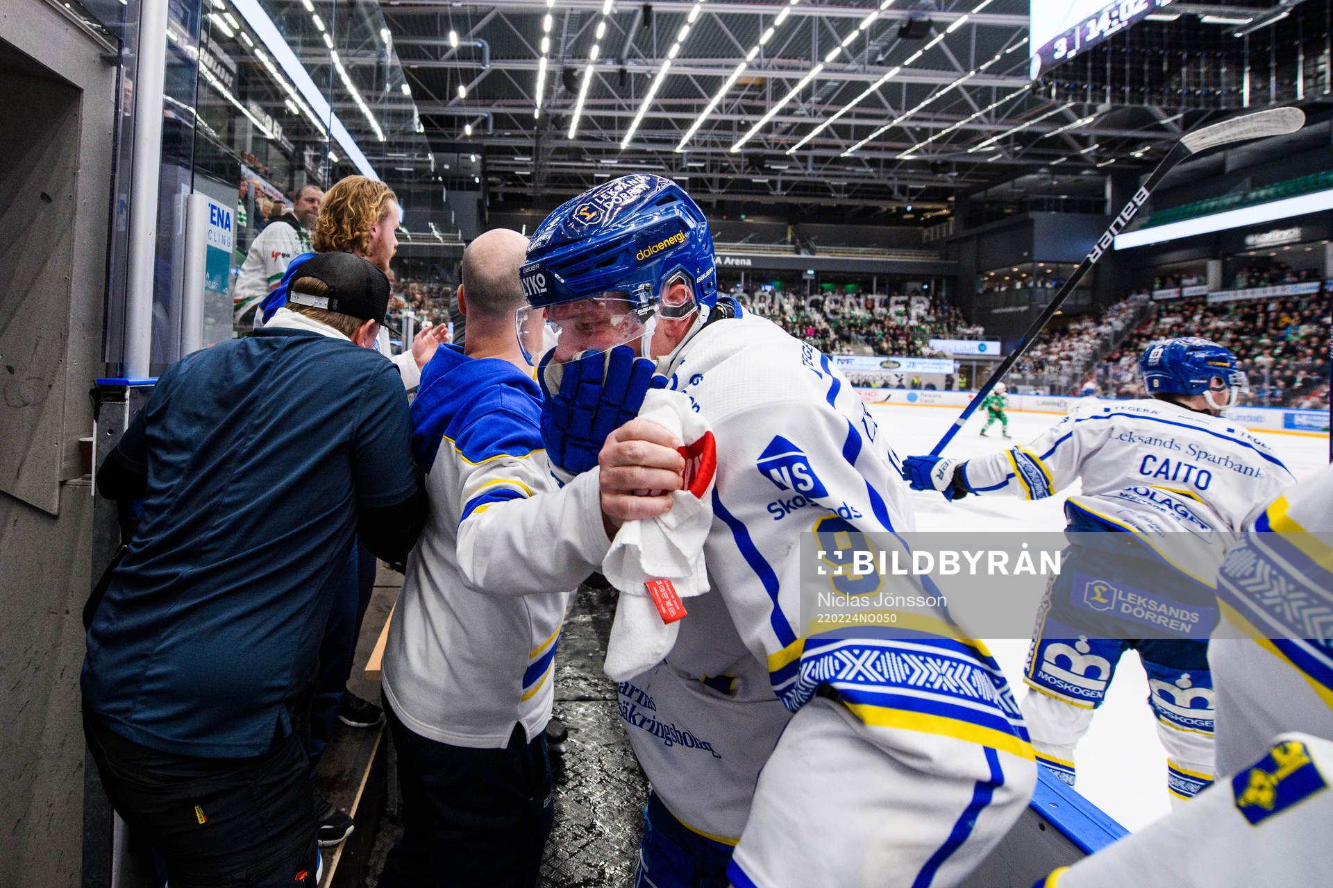 Leksands Patrik Zackrisson kliver av isen skadad