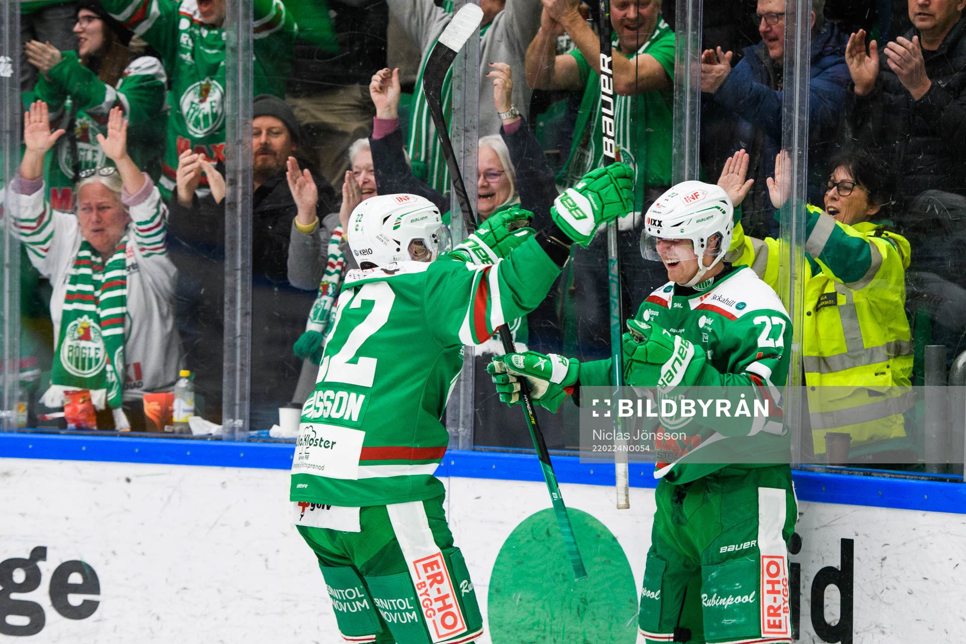 Rögles Brady Ferguson jublar med Linus Sjödin