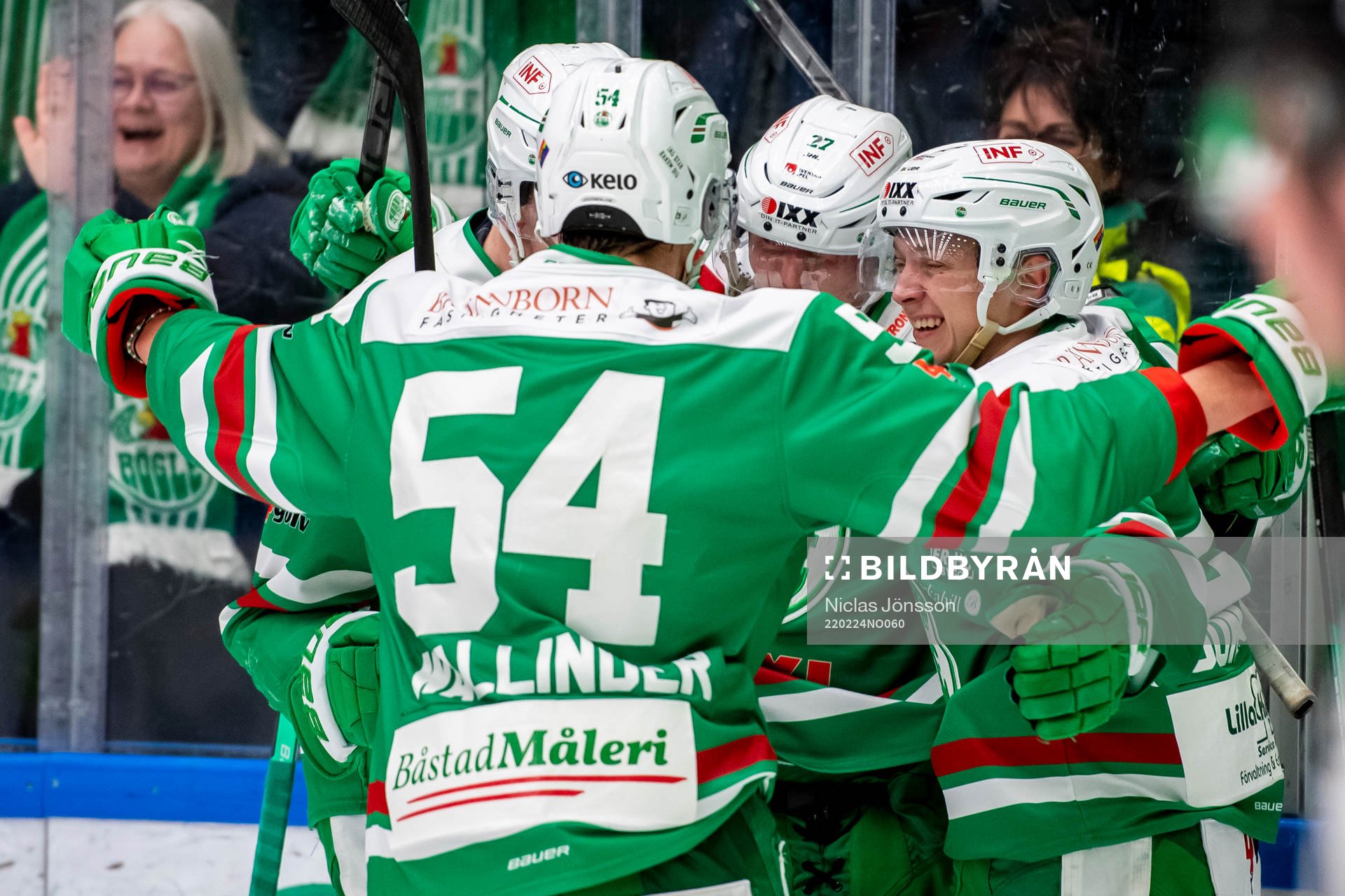 Rögles Samuel Jonsson jublar tillsamman med lagkamrater