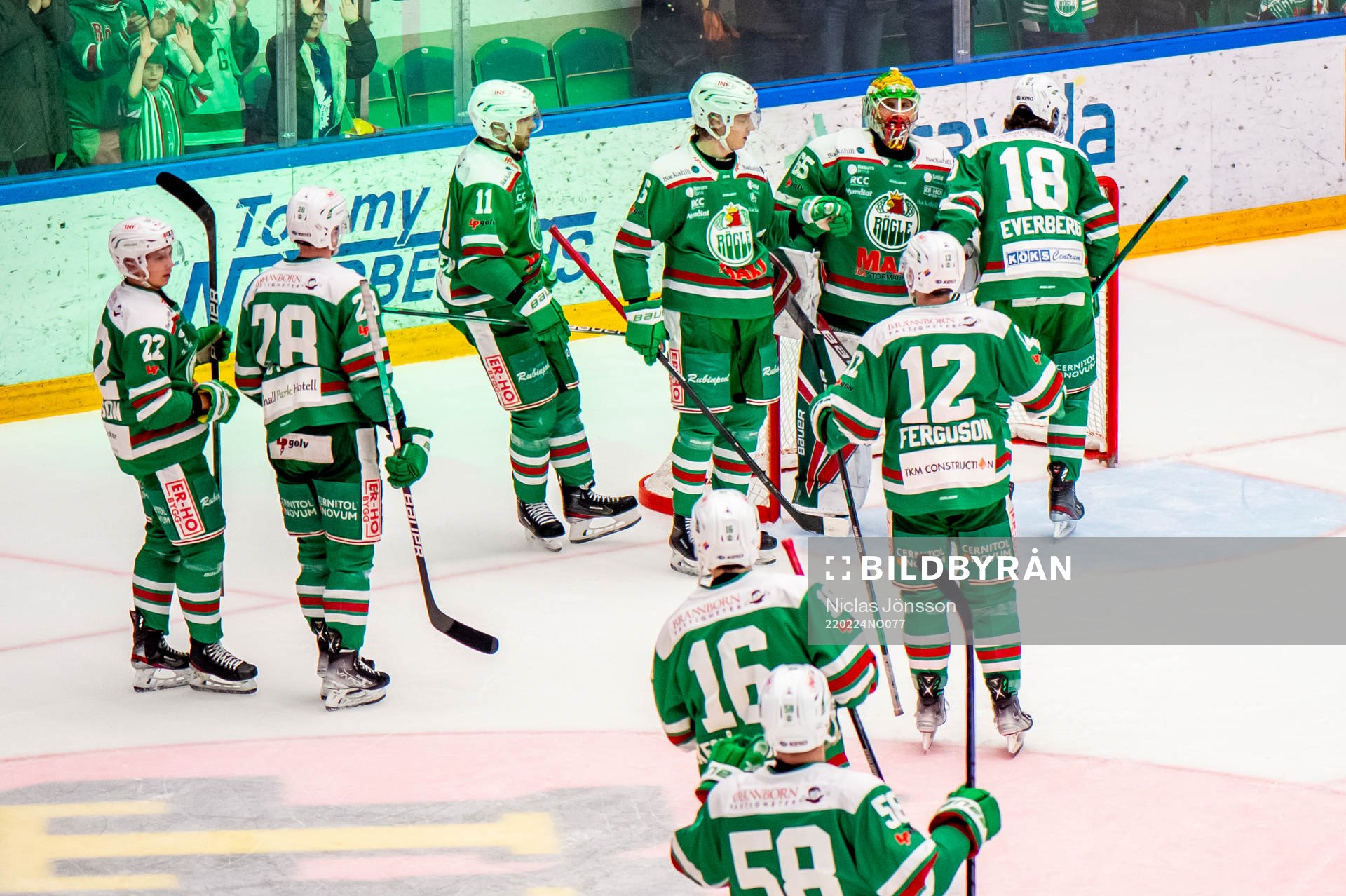 Rögle spelarna jublar