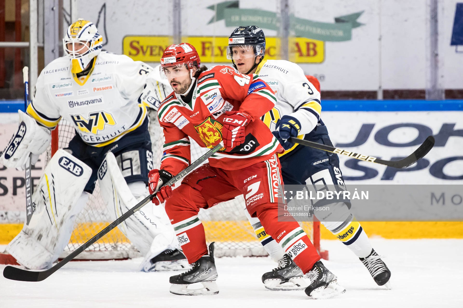 s Daniel Bertov framför HV71:s målvakt Filip Larsson