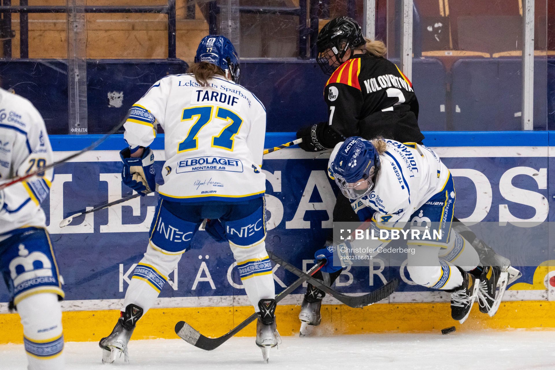 Leksands Wilma Johansson  tacklas av Brynäs Samantha