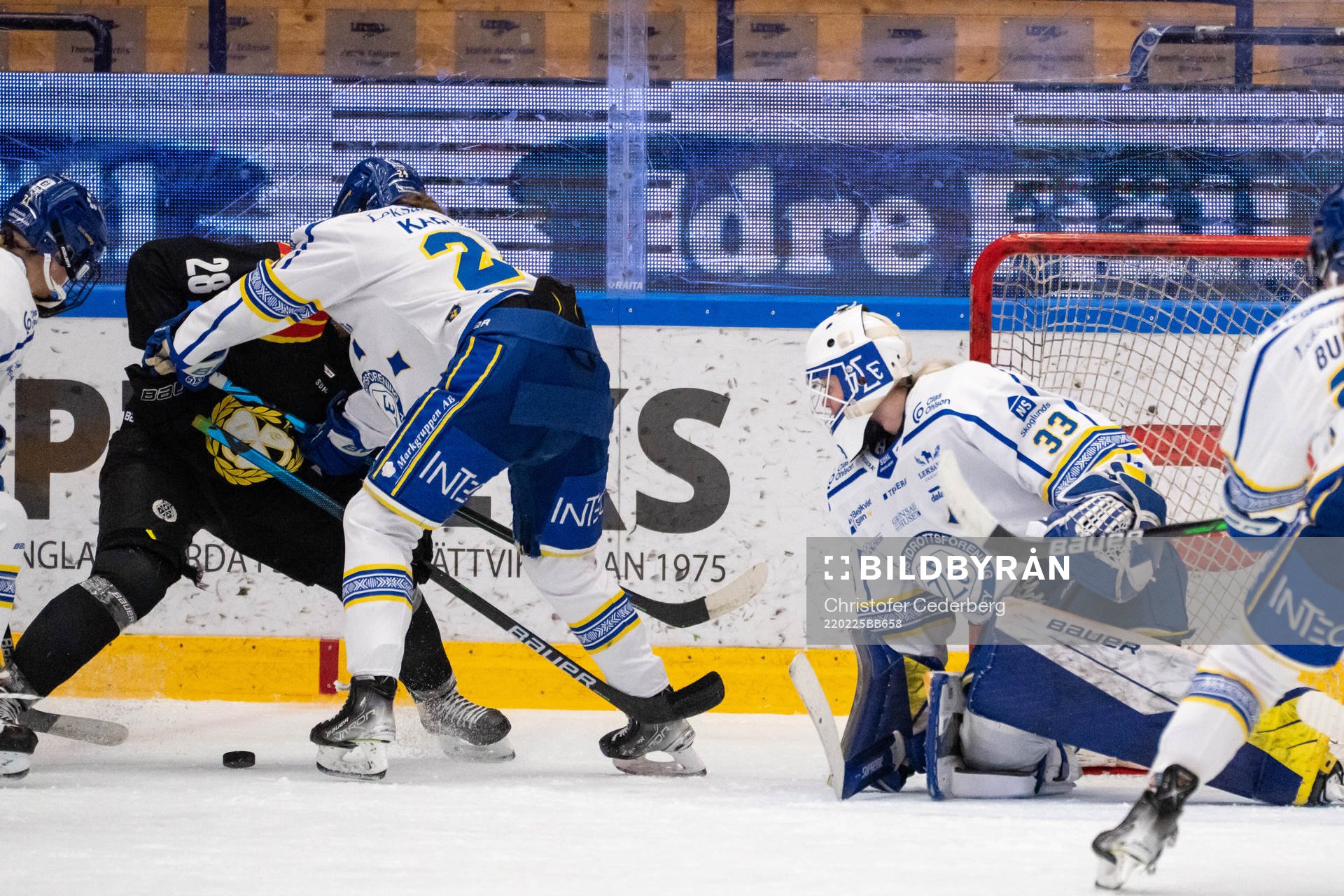 Brynäs Jenny Antonsson och Leksands Ida Karlsson bakom