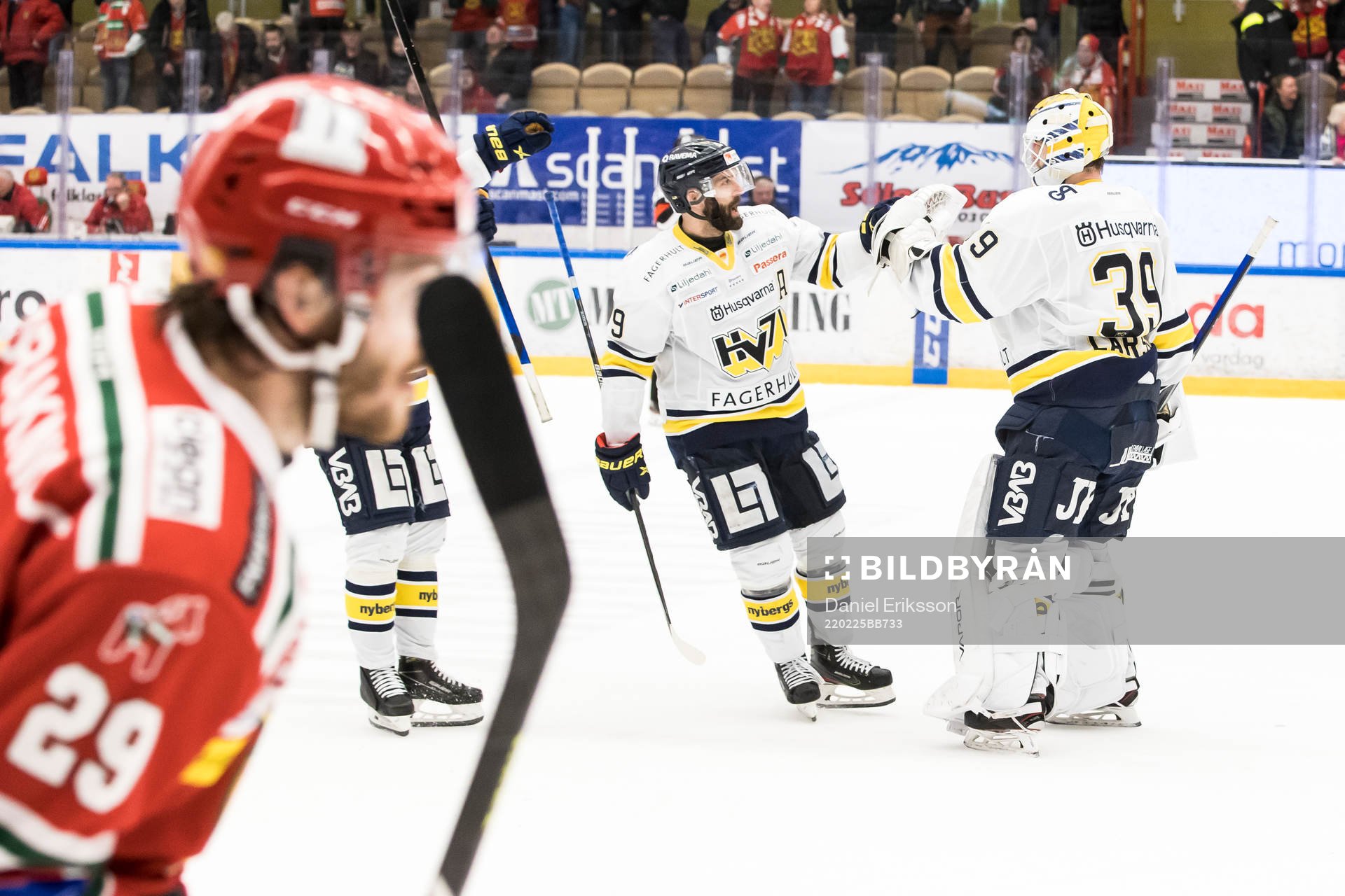 s Taylor Matson och HV71:s målvakt Filip Larsson  jublar