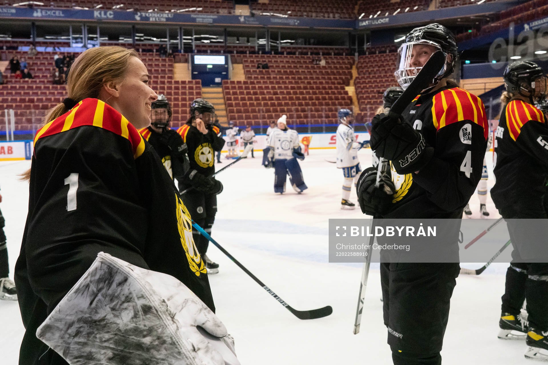 Brynäs målvakt Evelina Mäkinen och Rosa Lindstedt jublar