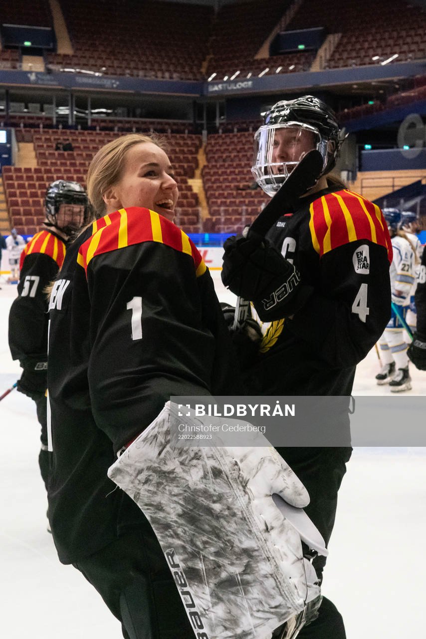 Brynäs målvakt Evelina Mäkinen och Rosa Lindstedt jublar