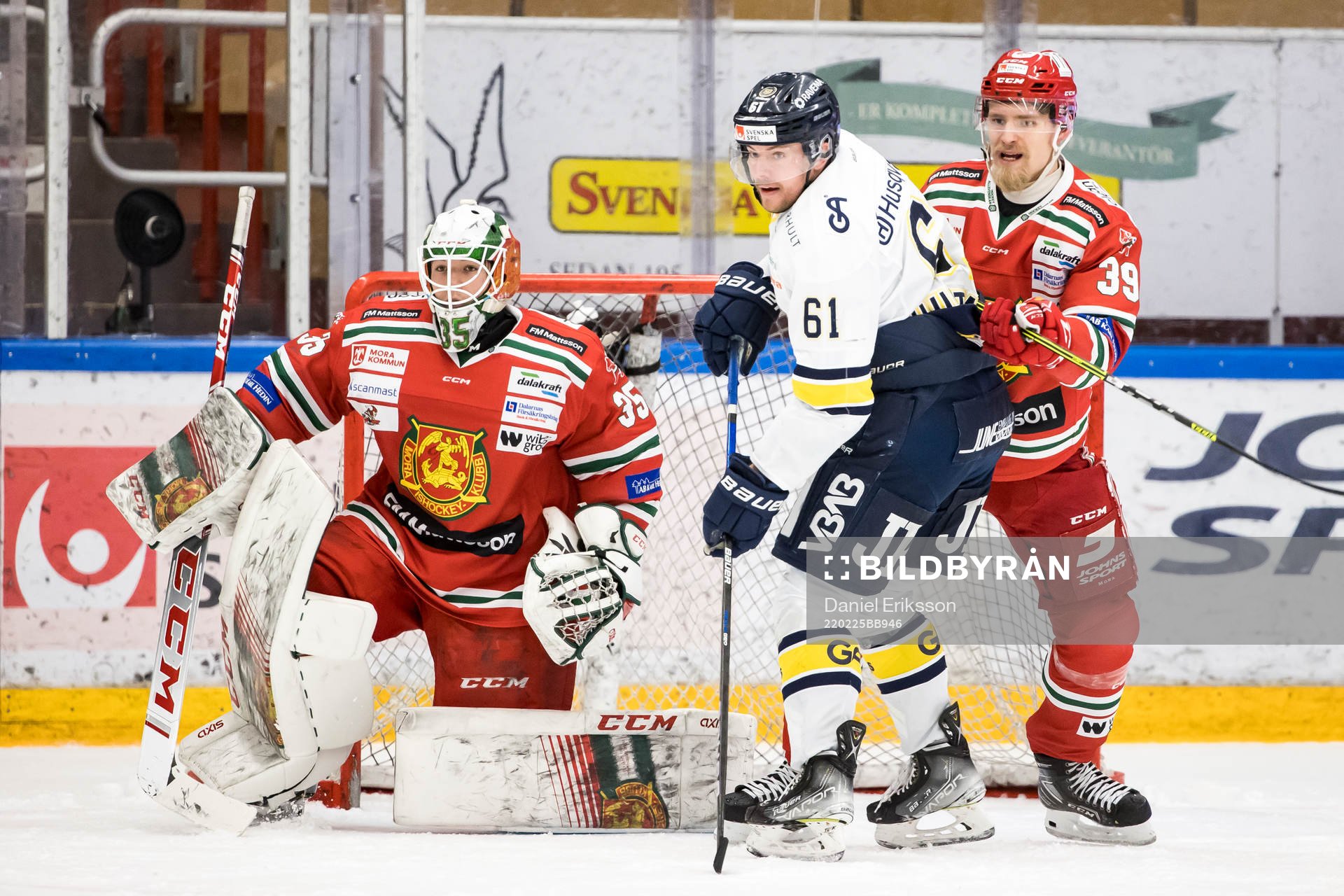 s Tommi Huhtala och Moras Kristoffer Gunnarsson framför