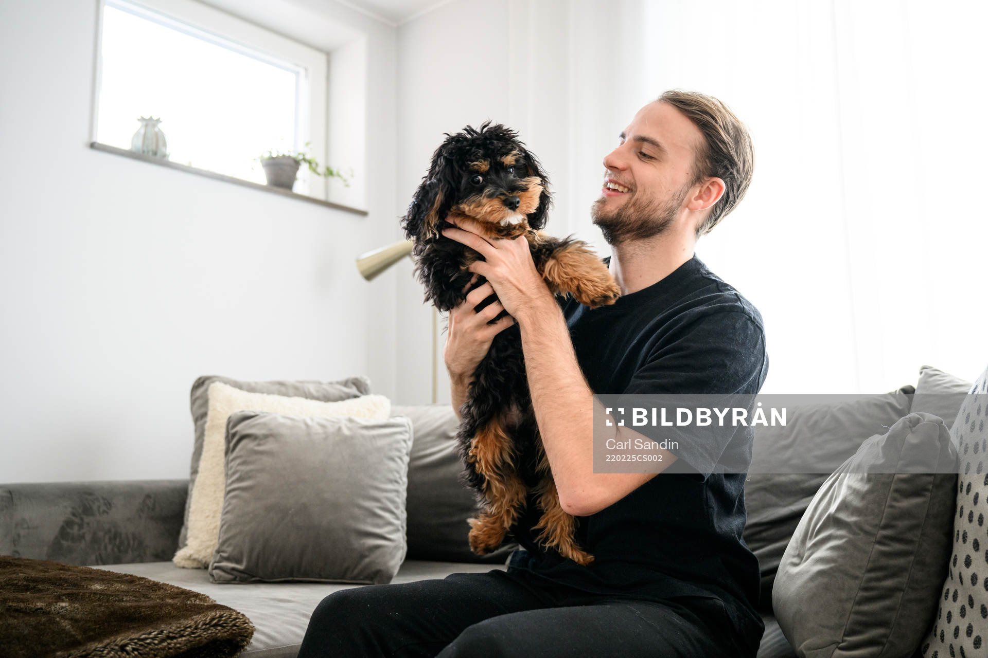 GAIS Gustav Lundgren leker med sin hund Harry