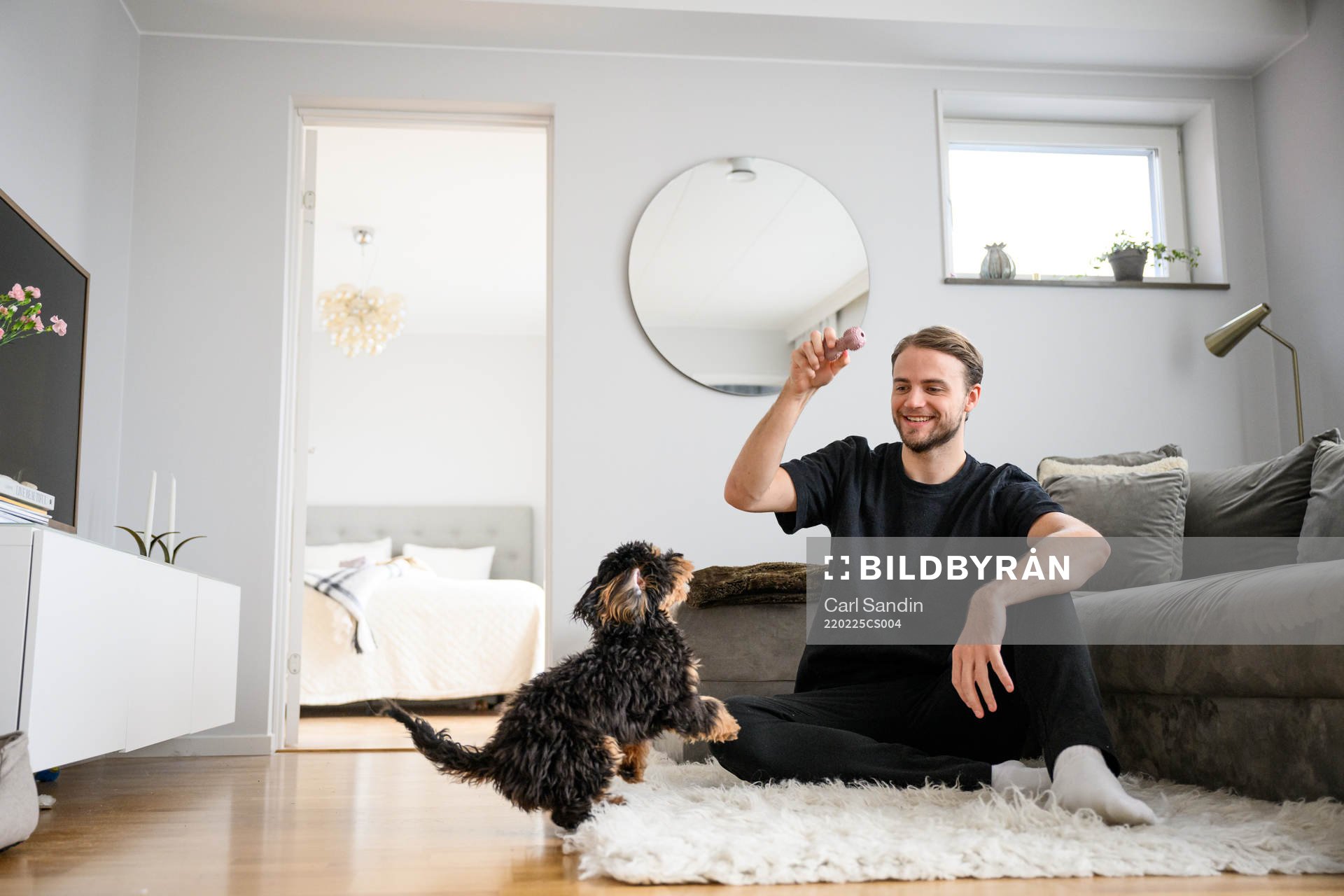GAIS Gustav Lundgren leker med sin hund Harry