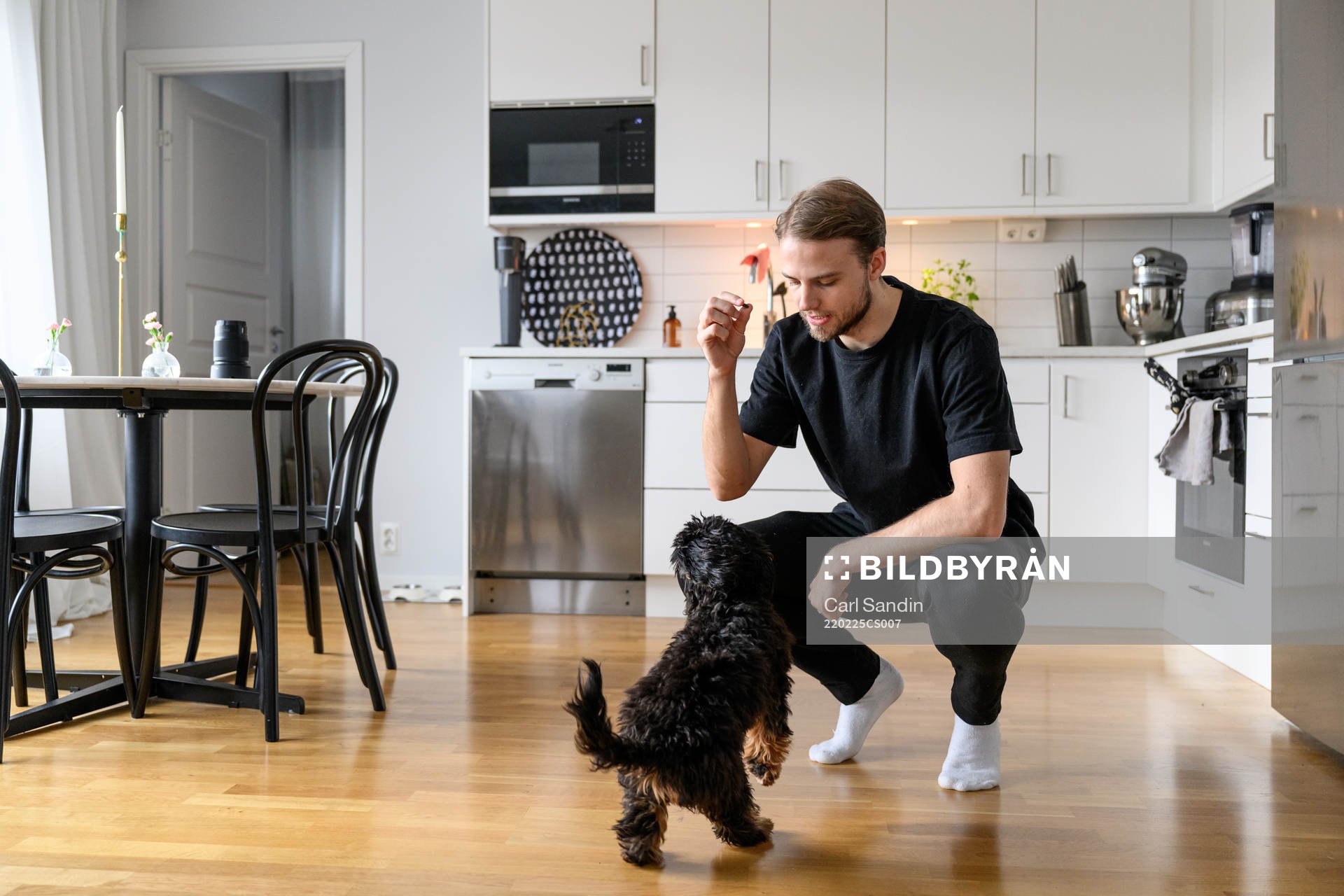 GAIS Gustav Lundgren leker med sin hund Harry