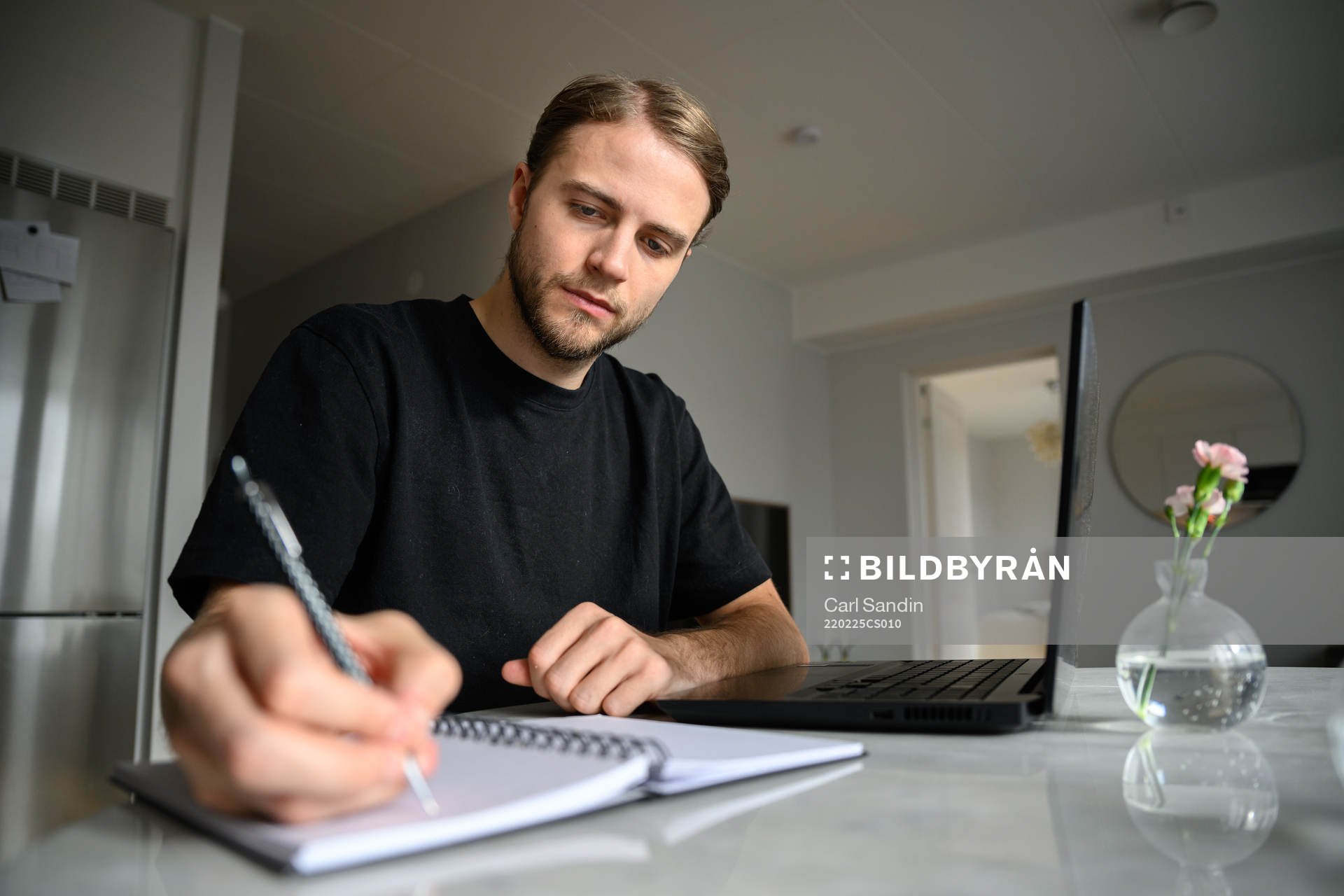 GAIS Gustav Lundgren pluggar framför datorn