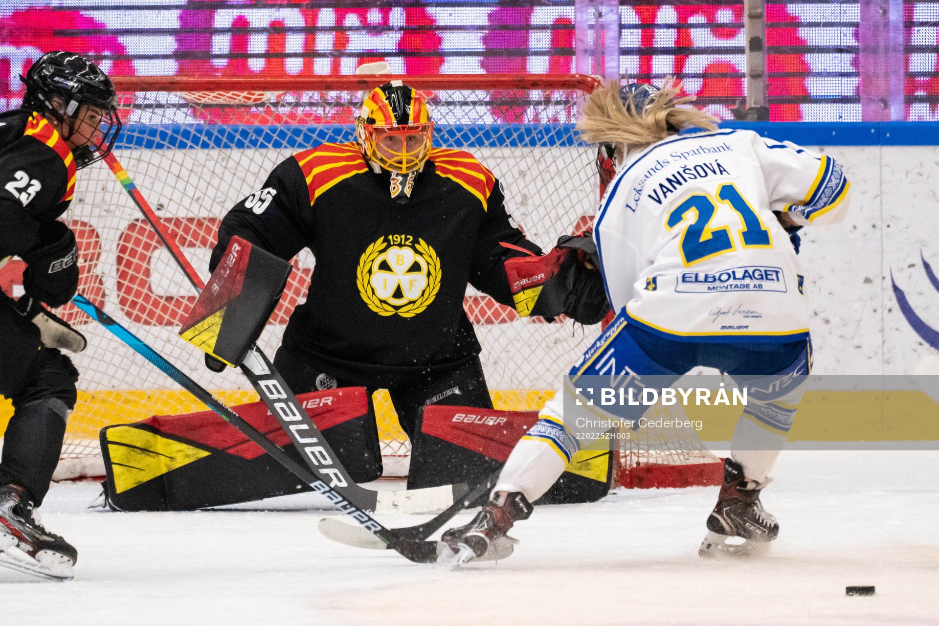Brynäs Emma Forsgren och målvakt Ellen Johnsson och