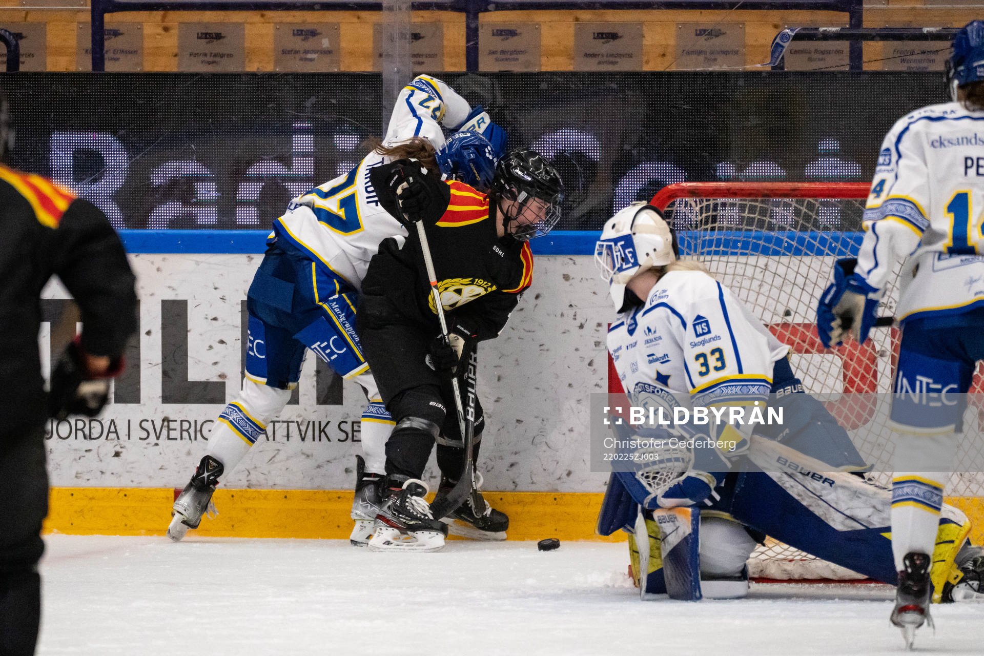 Leksands Katerina Bukolska och målvakt Amanda Johansson