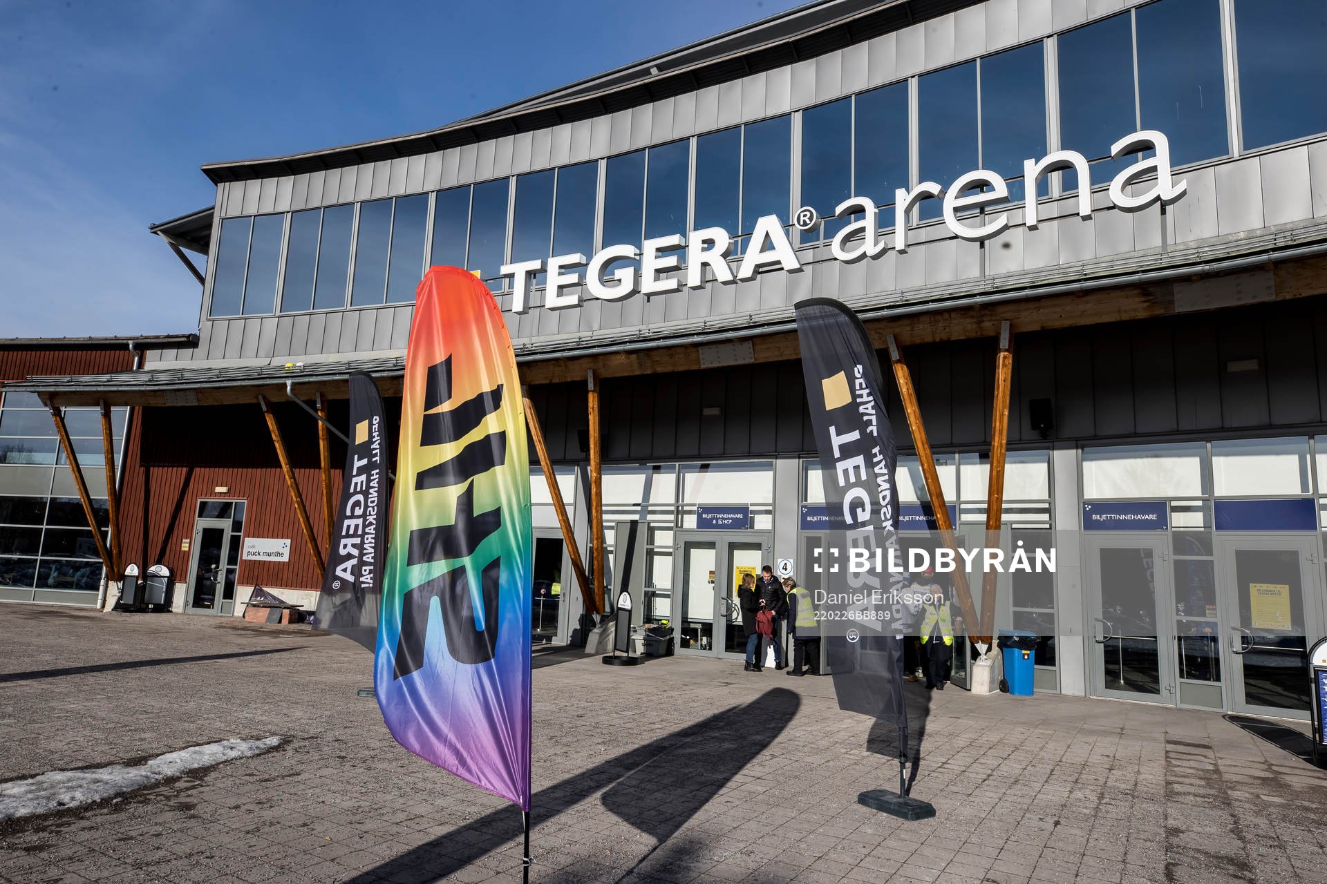 Pride flagga utanför Tegera Arena