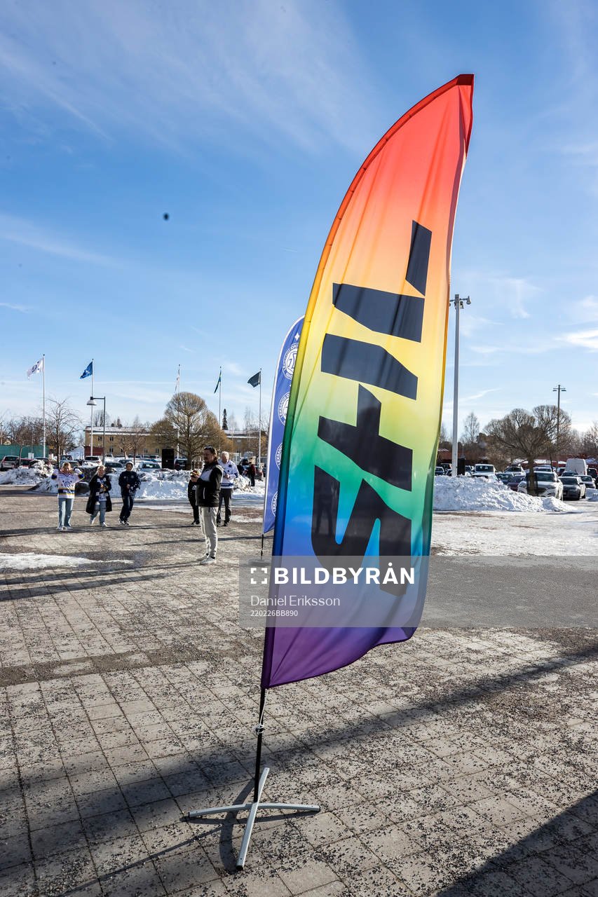 Pride flagga utanför Tegera Arena