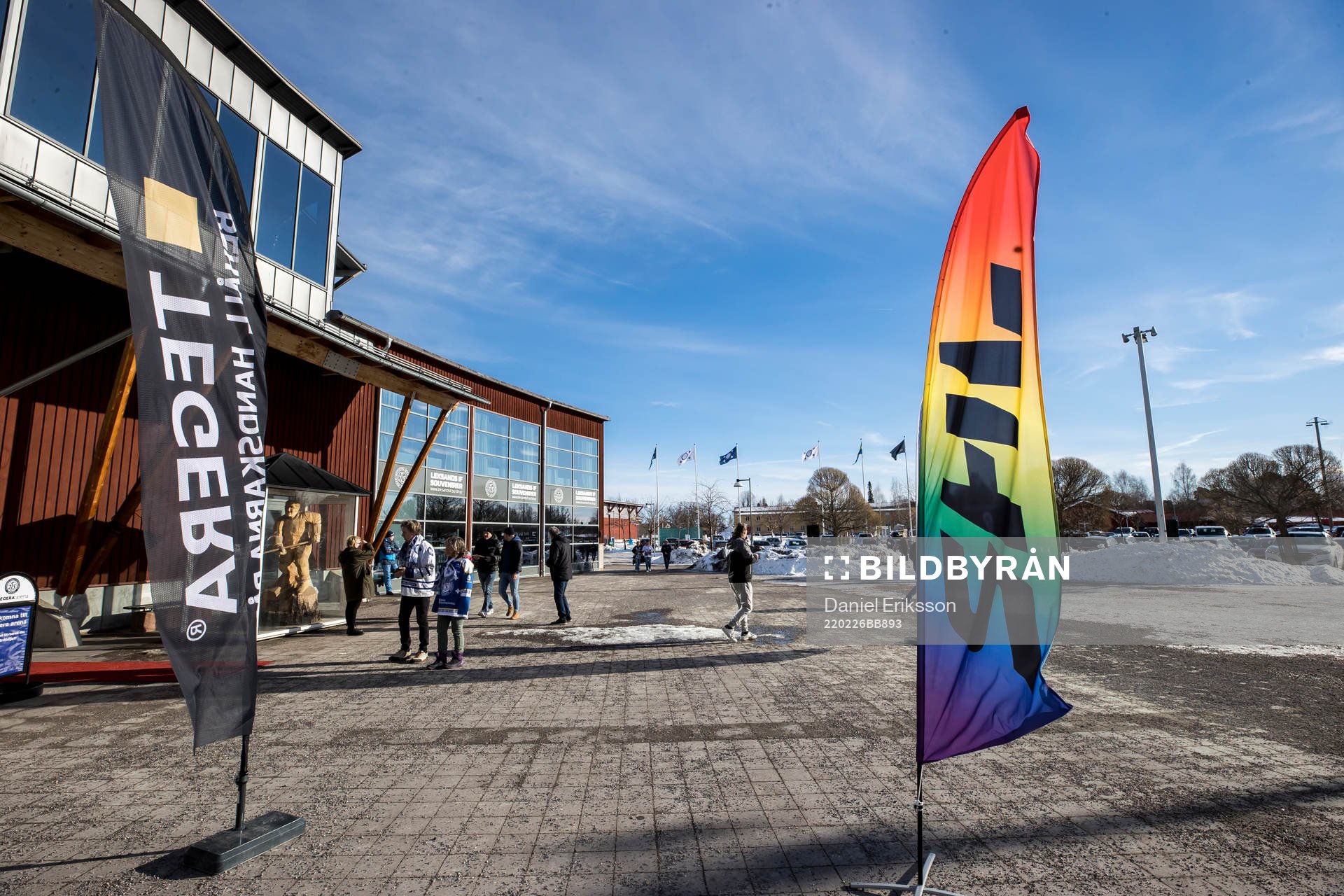 Pride flagga utanför Tegera Arena