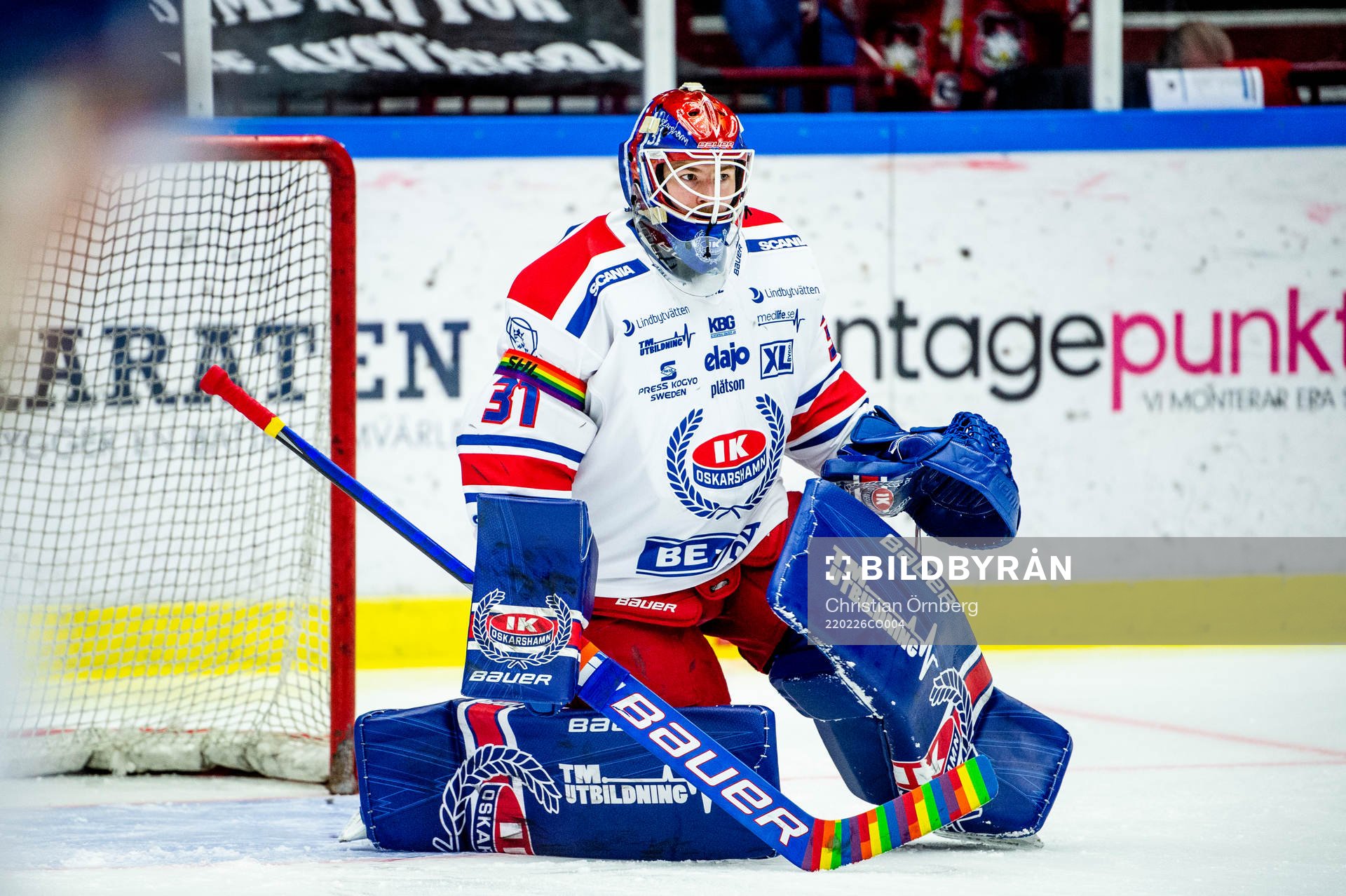 Oskarshamns målvakt Tim Juel värmer upp