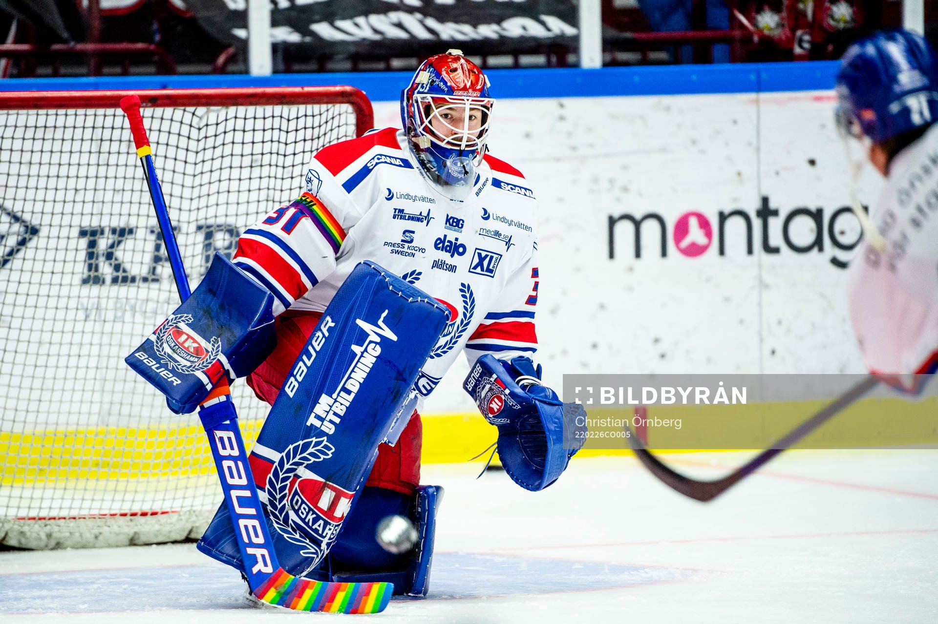Oskarshamns målvakt Tim Juel värmer upp