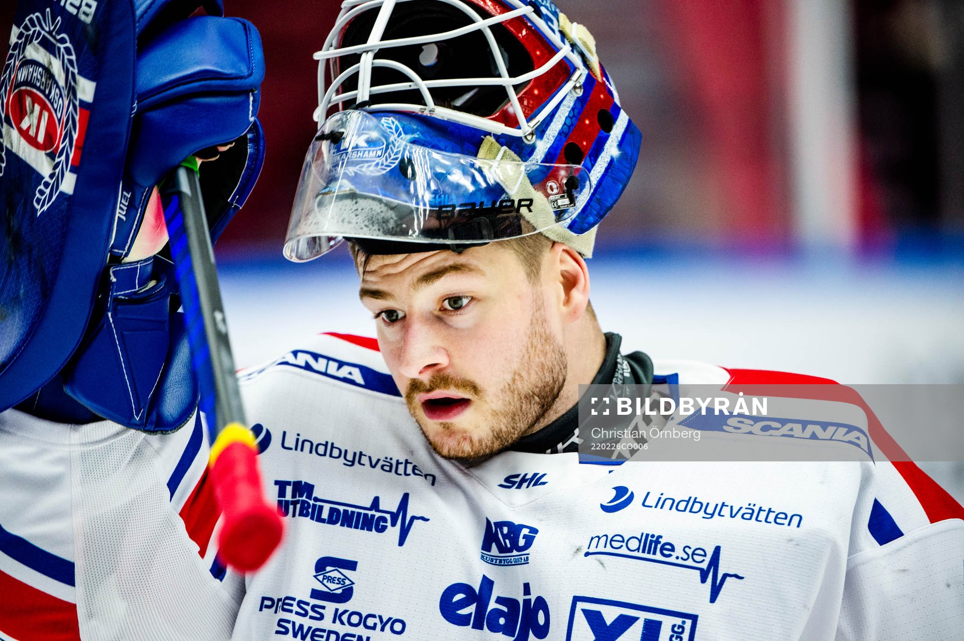 Oskarshamns målvakt Tim Juel värmer upp