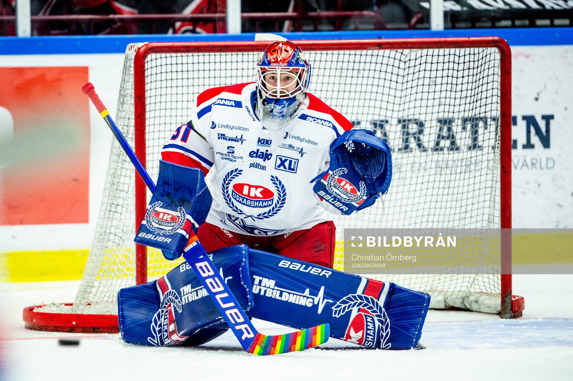 Oskarshamns målvakt Tim Juel värmer upp