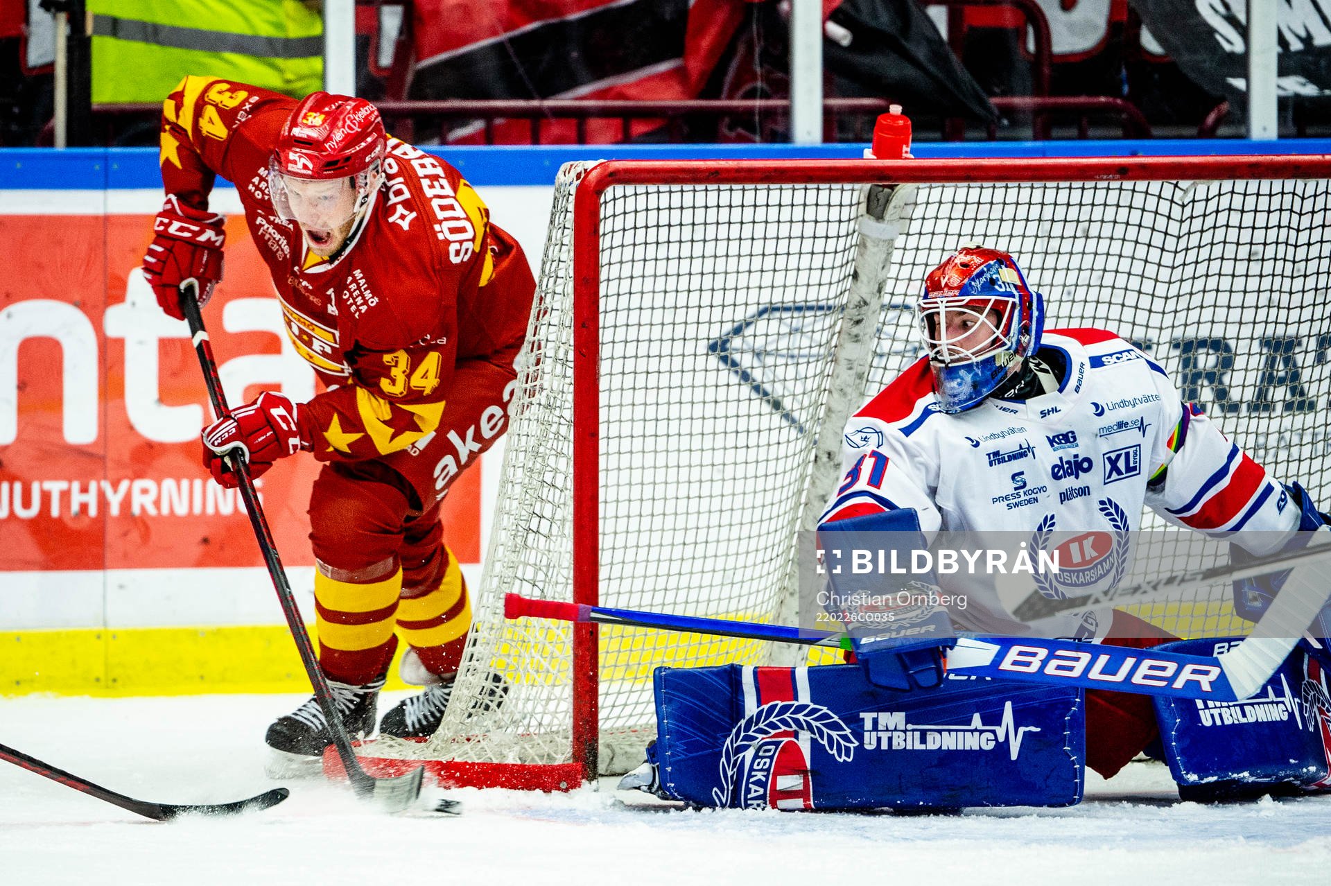 Malmö Redhawks Carl Söderberg mot Oskarshamns målvakt