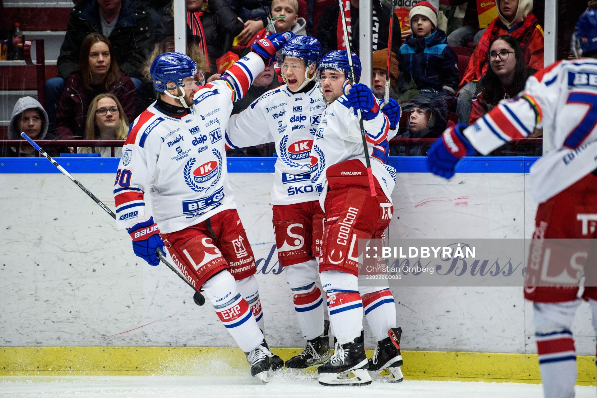 Oskarshamns Mikkel Øby-Olsen jublar med lagkamrater