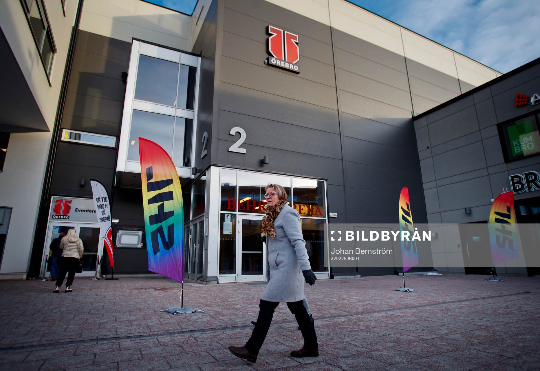 Behrn Arenas entré med Pride-flaggor