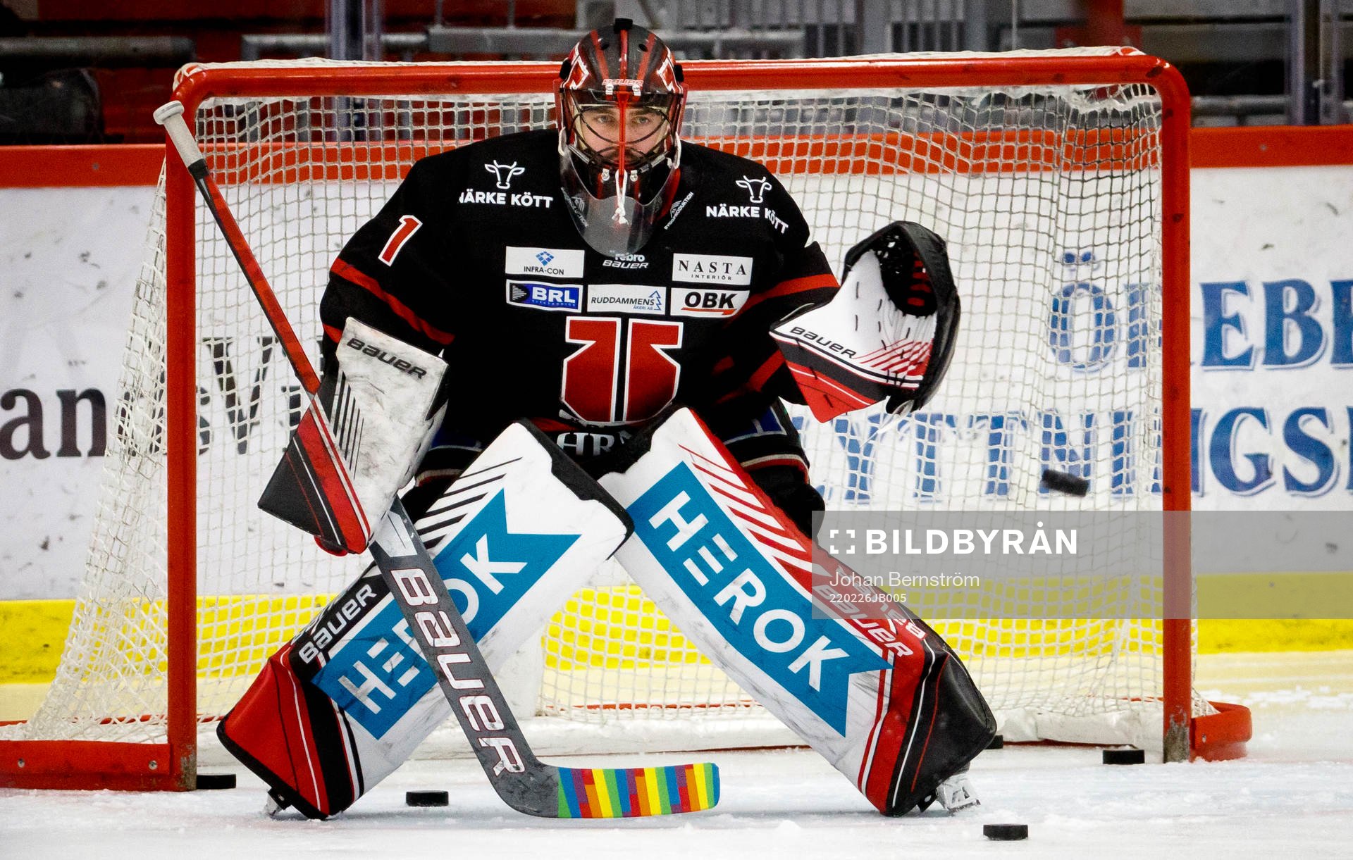Örebros målvakt Jhonas Enroth med pride tejp på klubban