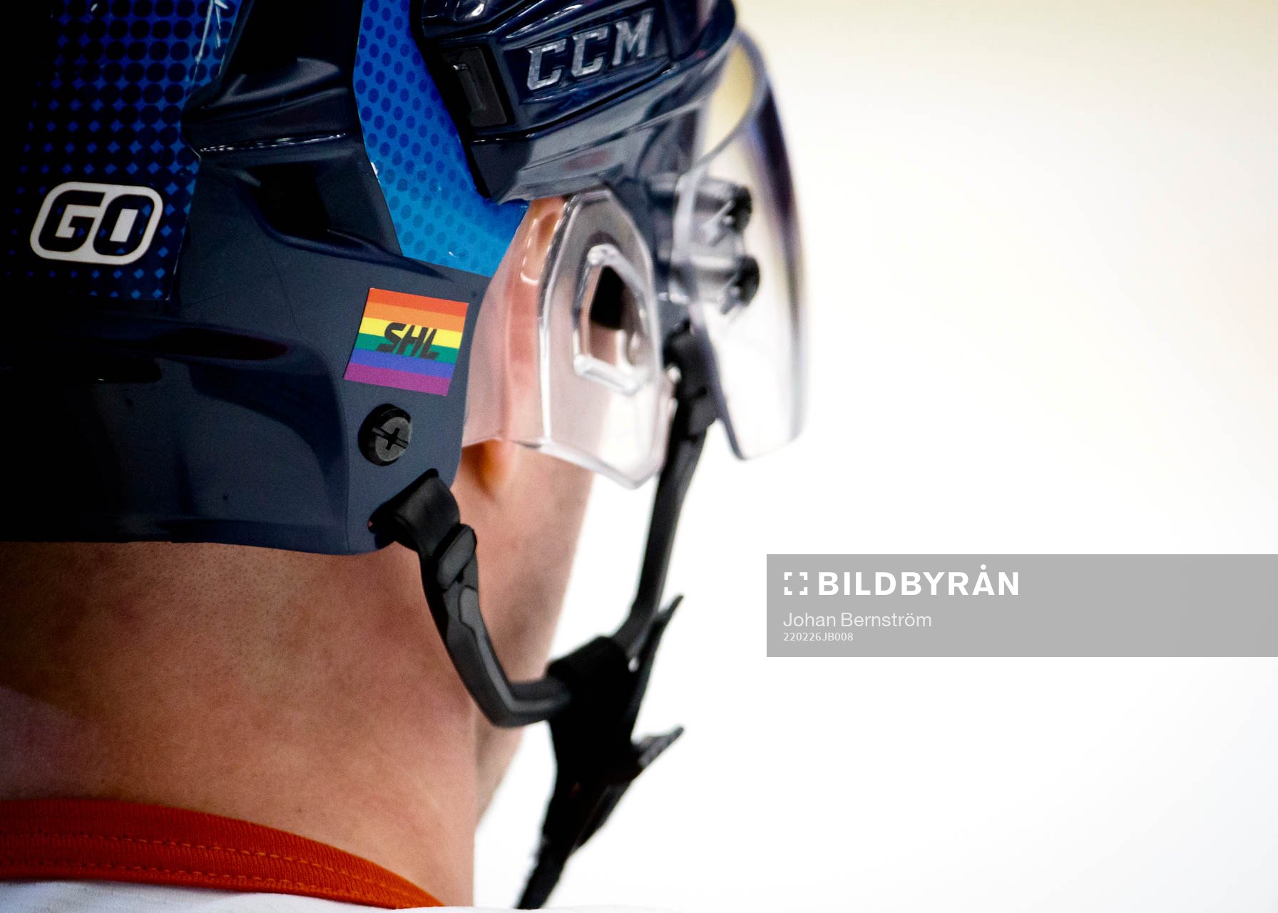 Växjöspelare med pride klistermärke på hjälmen