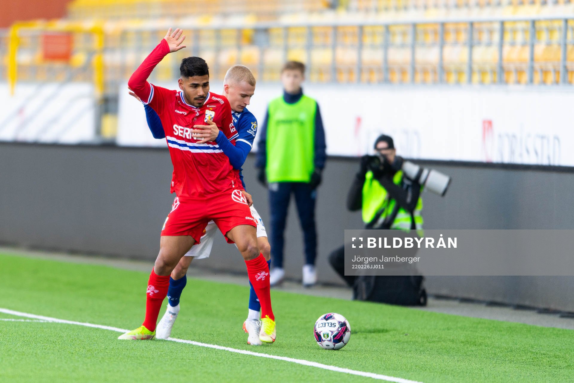 IFK Göteborgs Hosam Aiesh och Norrbys Viktor Bergh