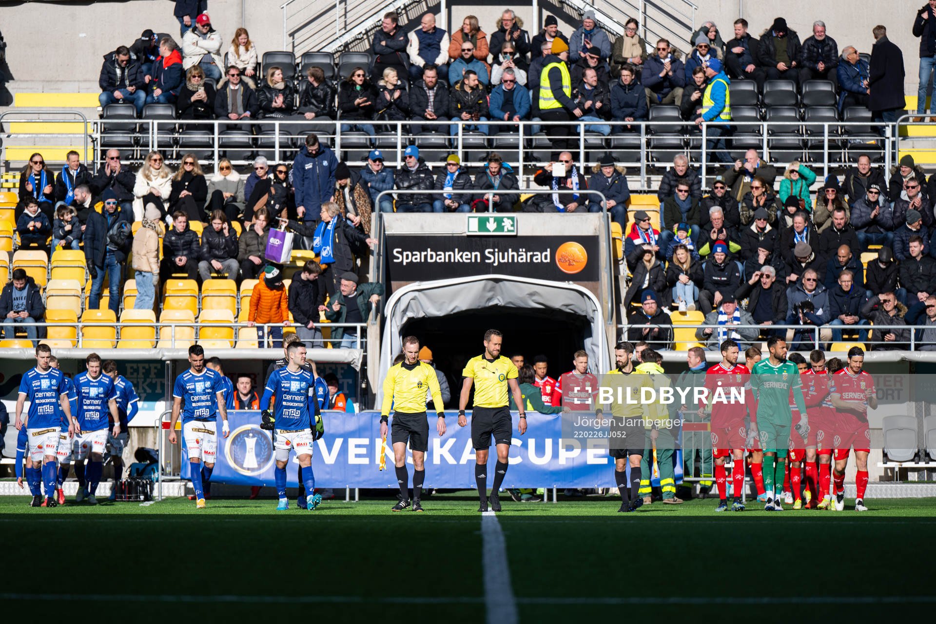 Domare och lagen kommer in på planen
