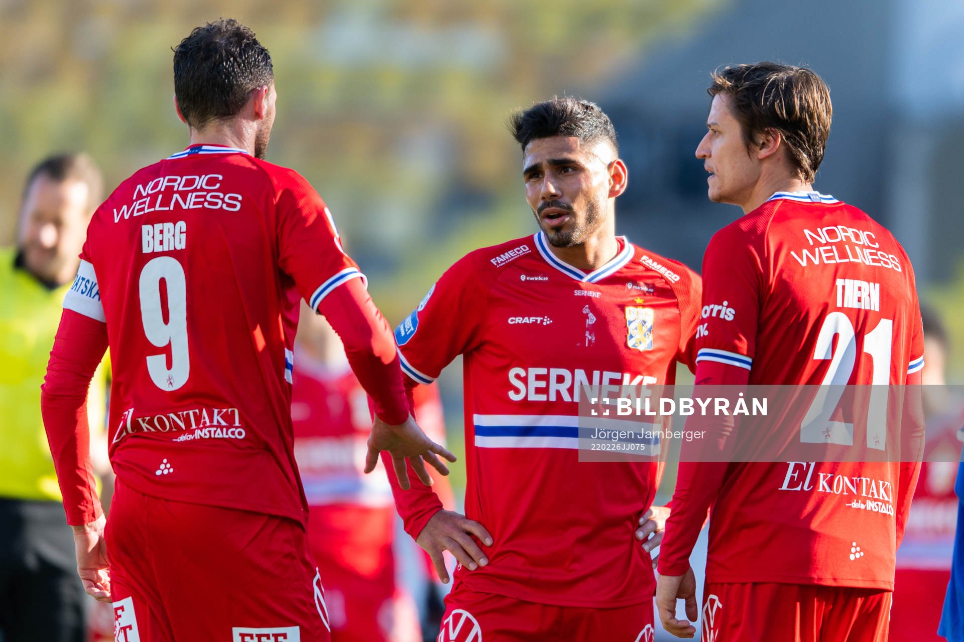 IFK Göteborgs Hosam Aiesh diskuterar med Marcus Berg och
