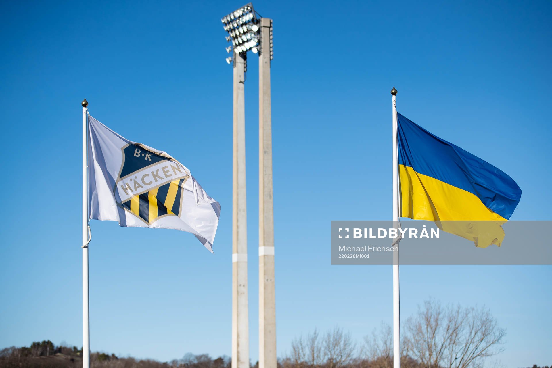 En Häcken flagga bredvid Ukrainas flagga utanför Bravida