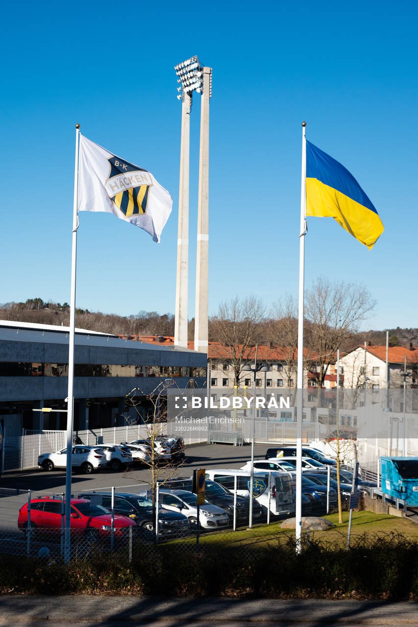 En Häcken flagga bredvid Ukrainas flagga utanför Bravida
